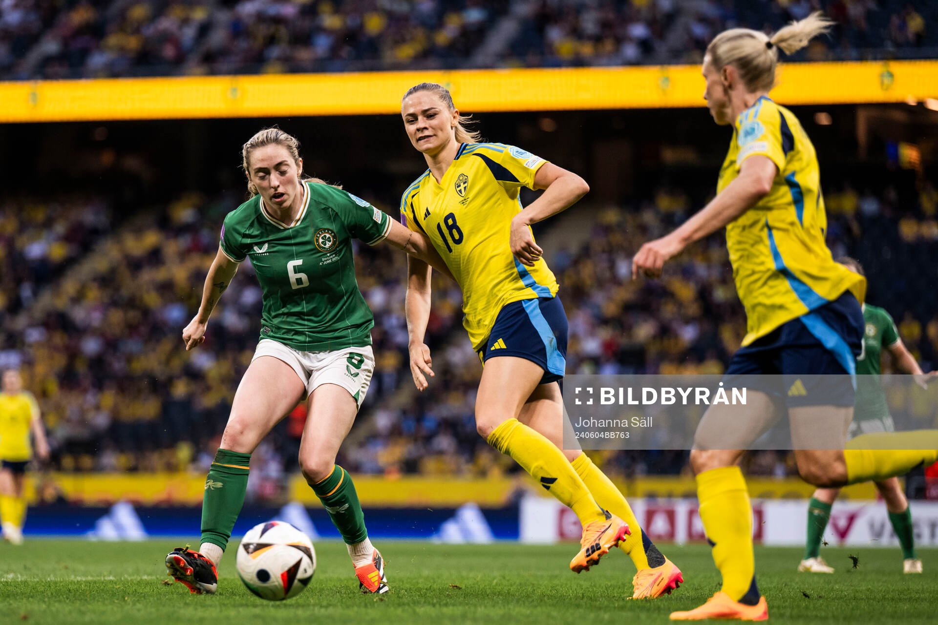 Megan Connolly of Republic of Ireland and Fridolina Rolfö