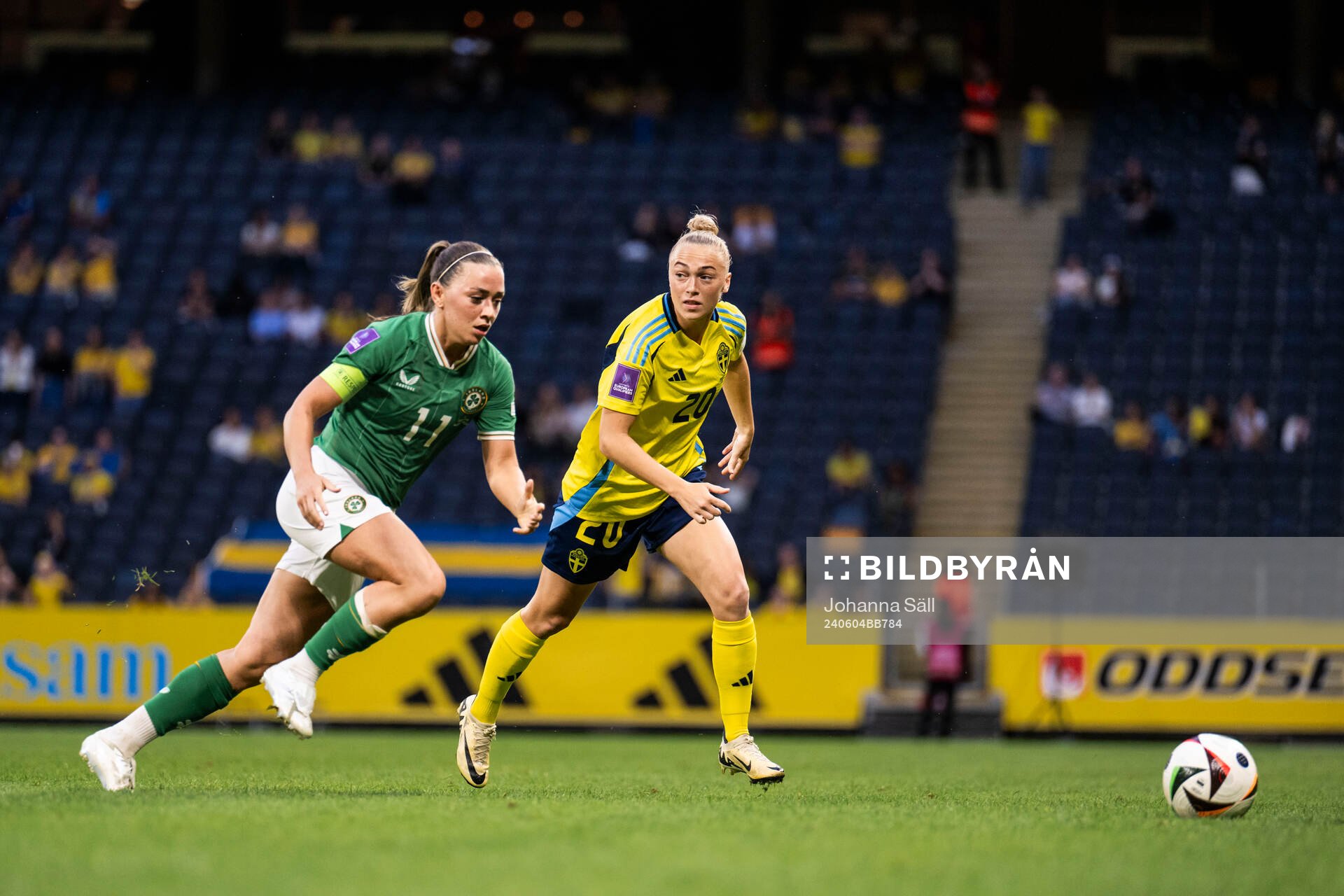 Katie McCabe of Republic of Ireland and Hanna Bennison of