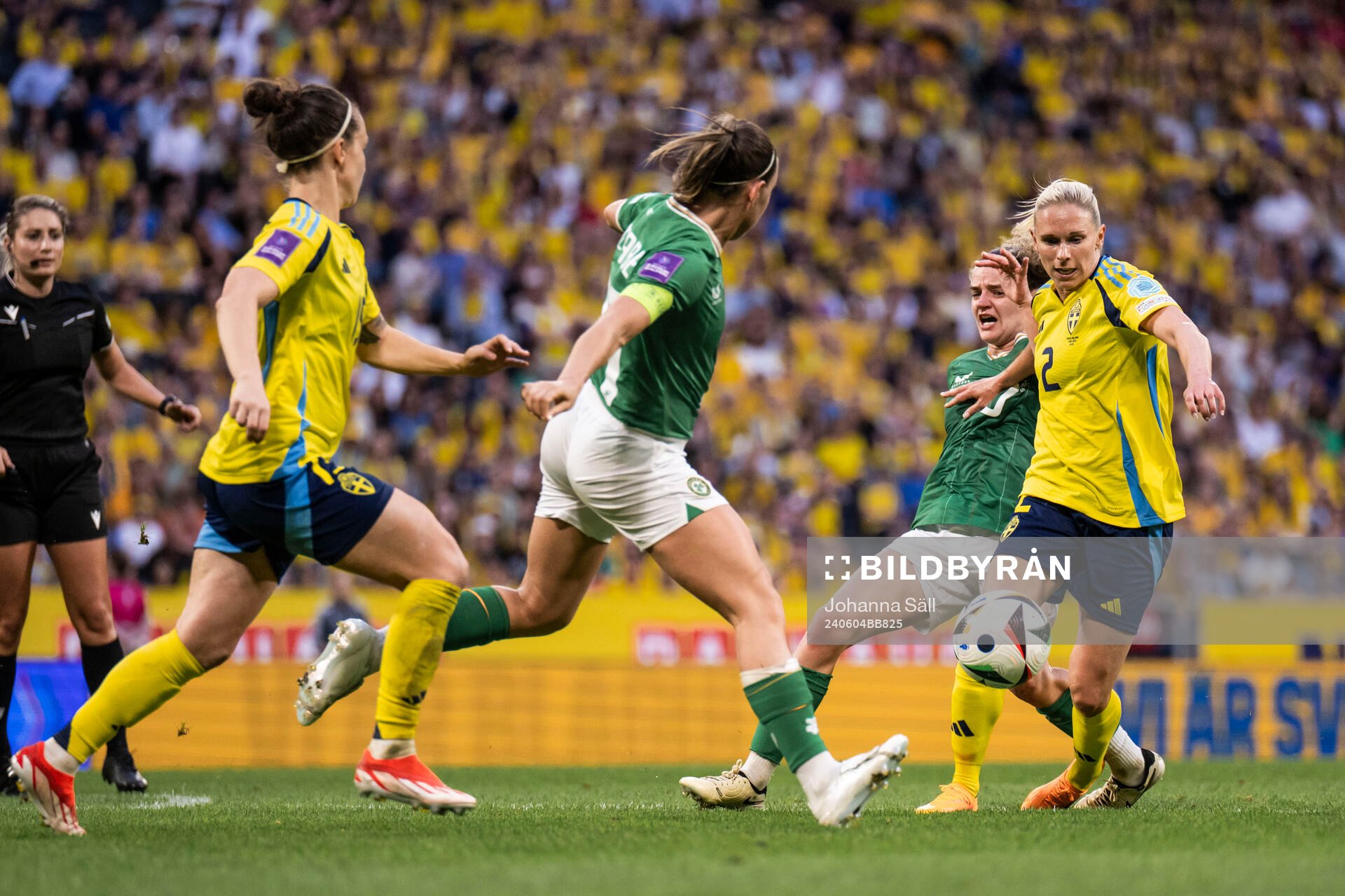 Leanne Kiernan of Republic of Ireland and Jonna Andersson