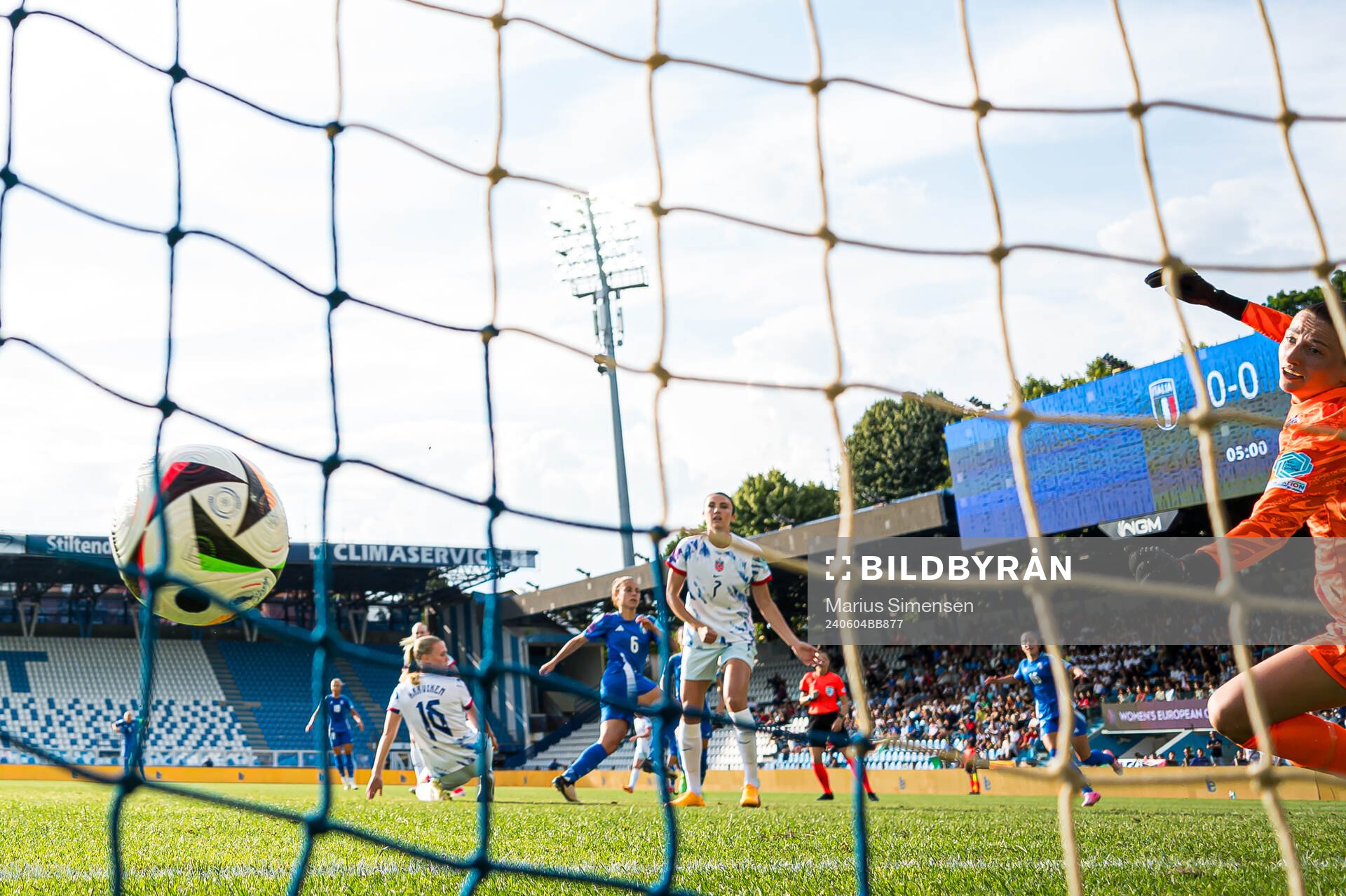 Manuela Giugliano of Italy scores the 1-0 goal