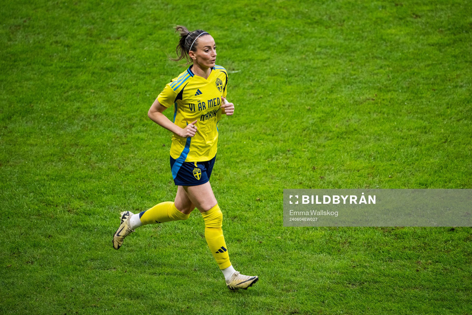 Kosovare Asllani of Sweden, with a warm up shirt dedicated