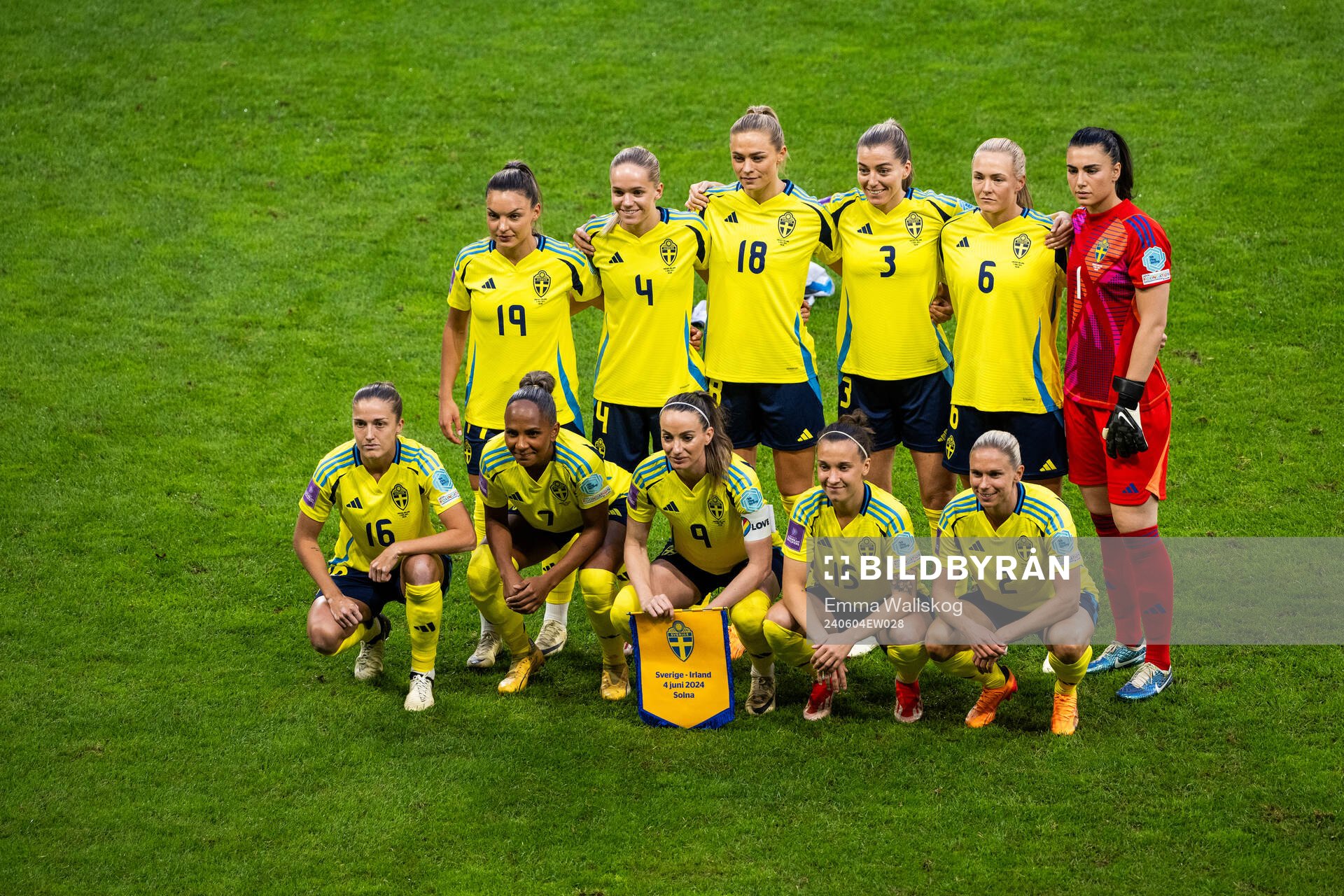 The starting eleven of Sweden, with a shirt dedicated to