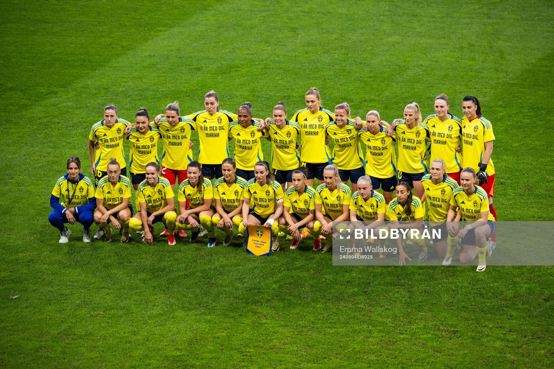 Players of Sweden, with a shirt dedicated to team manager