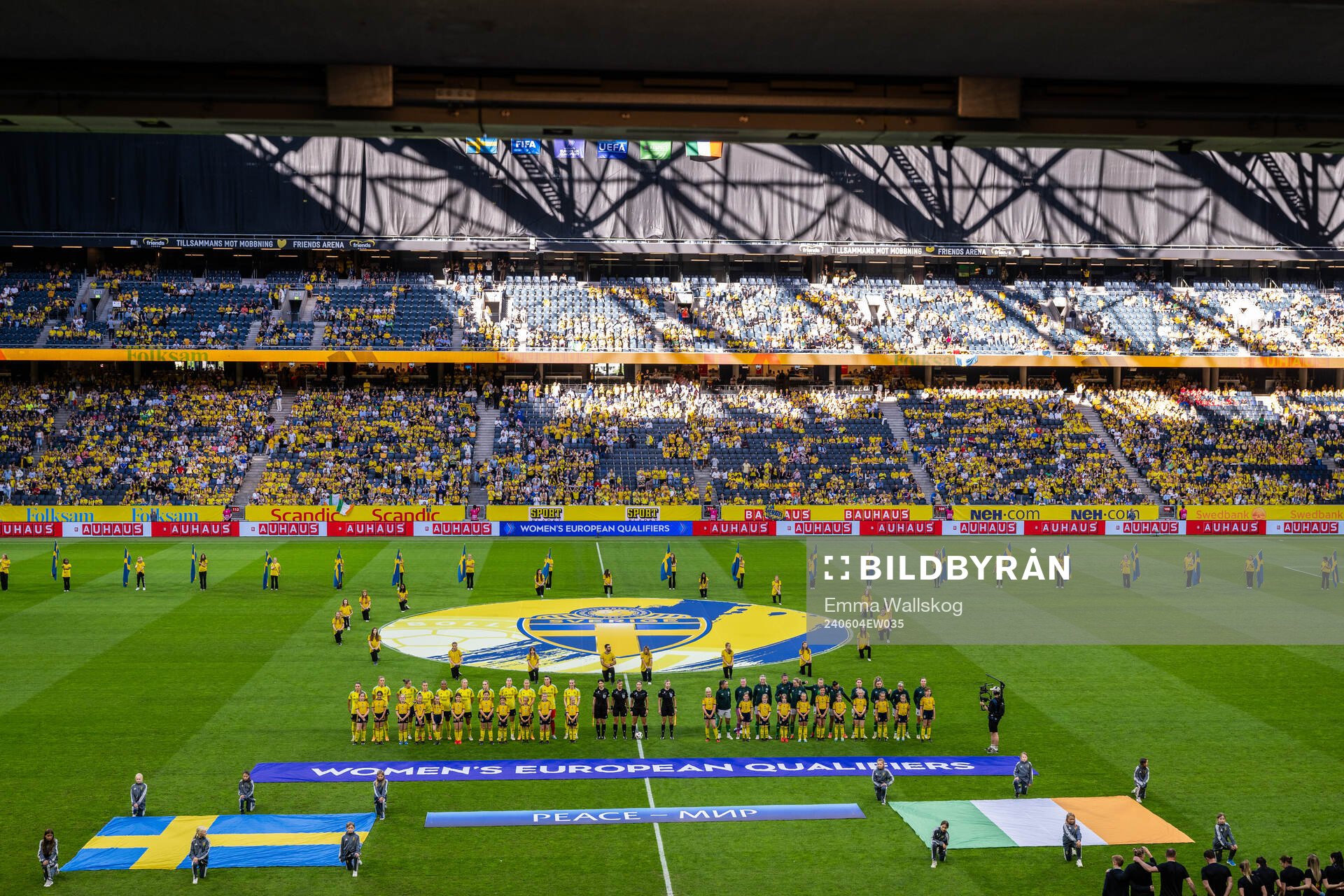 Players of Sweden and of Republic of Ireland