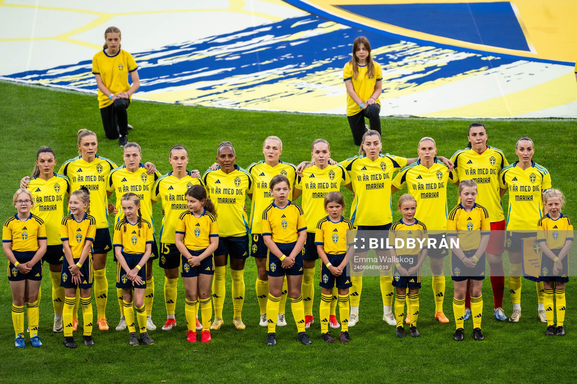Players of Sweden, with a shirt dedicated to team manager