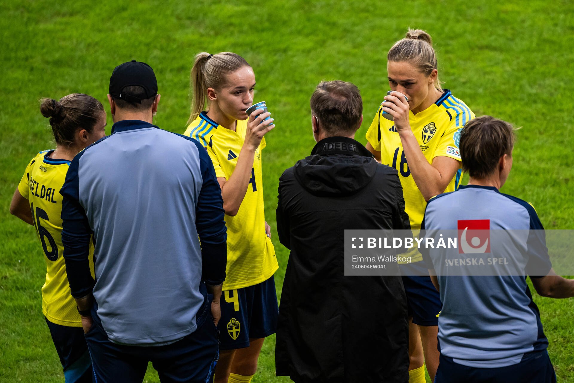 Hanna Lundkvist and Fridolina Rolfö talk to head coach