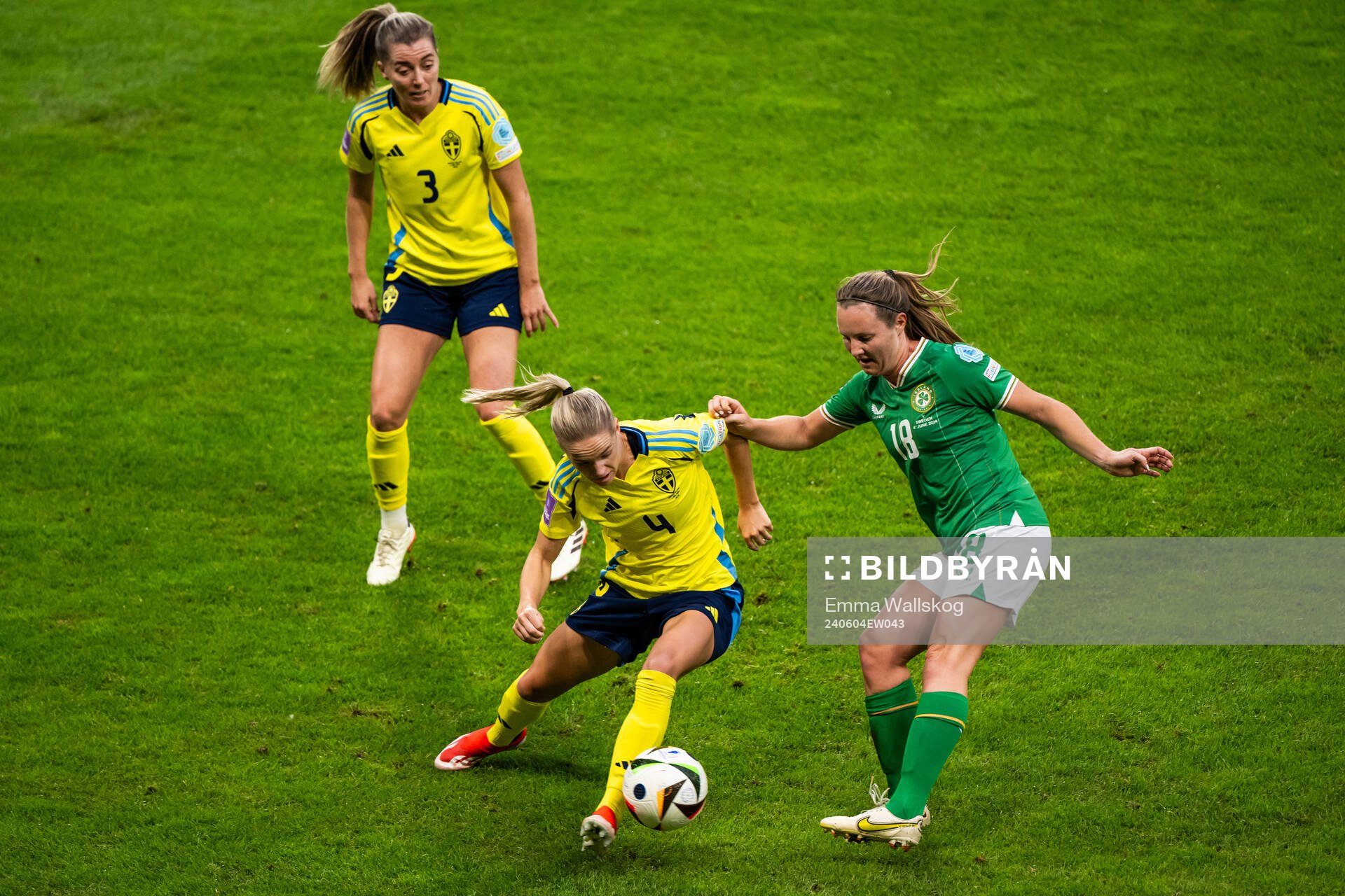 Hanna Lundkvist of Sweden and Kyra Carusa of Republic of