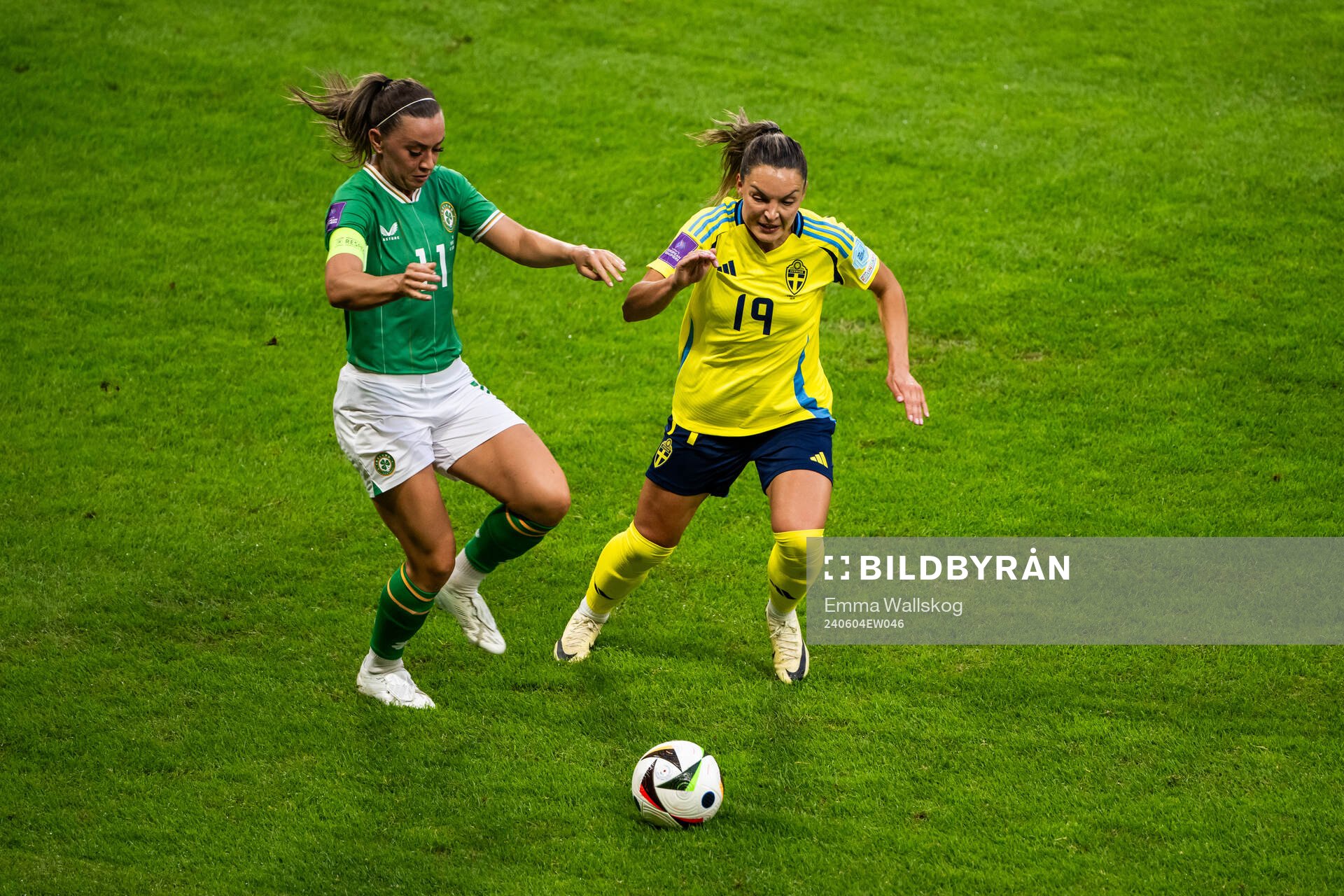Kyra Carusa of Republic of Ireland and Johanna Rytting