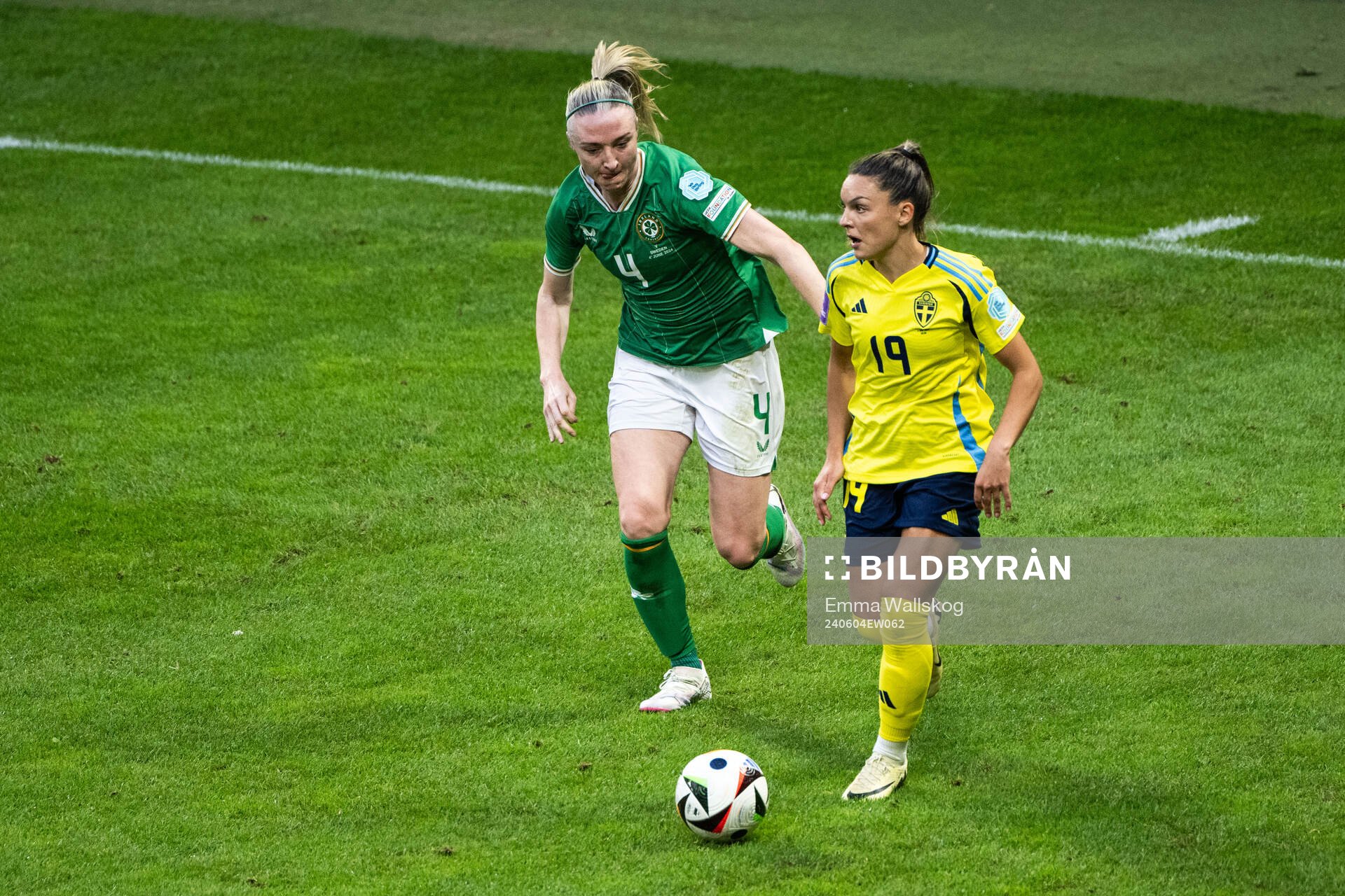 Louise Quinn of Republic of Ireland and Johanna Rytting Kaneryd of Sweden during the UEFA Women's Euro Qualifying football match between Sweden and Ireland on June 4, 2024 in Stockholm.