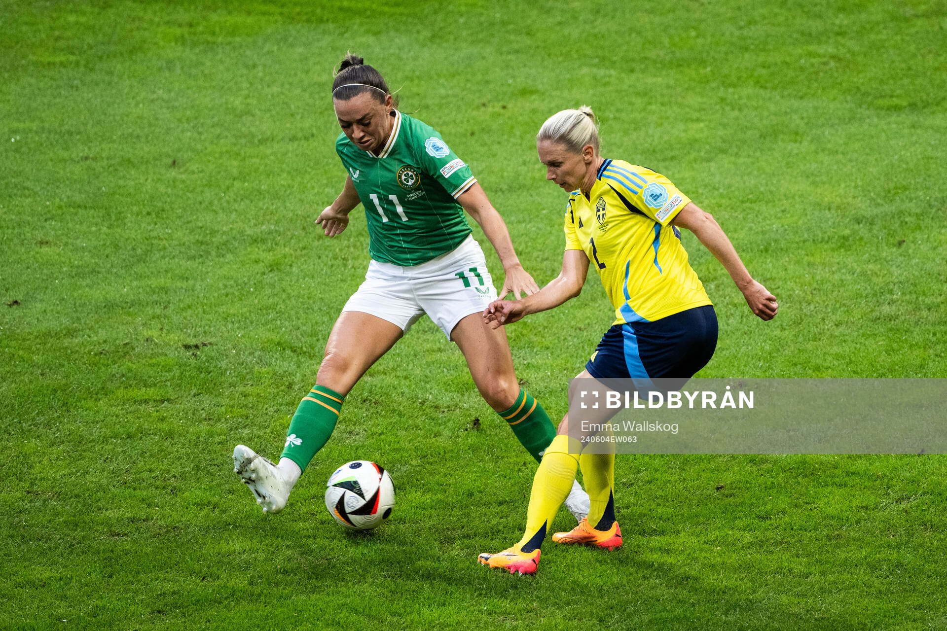 Katie McCabe of Republic of Ireland and Jonna Andersson of