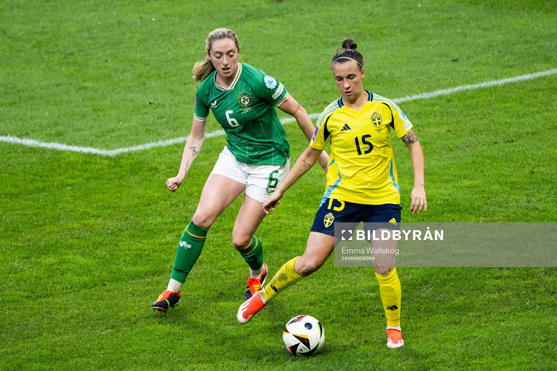Megan Connolly of Republic of Ireland and Julia Zigotti