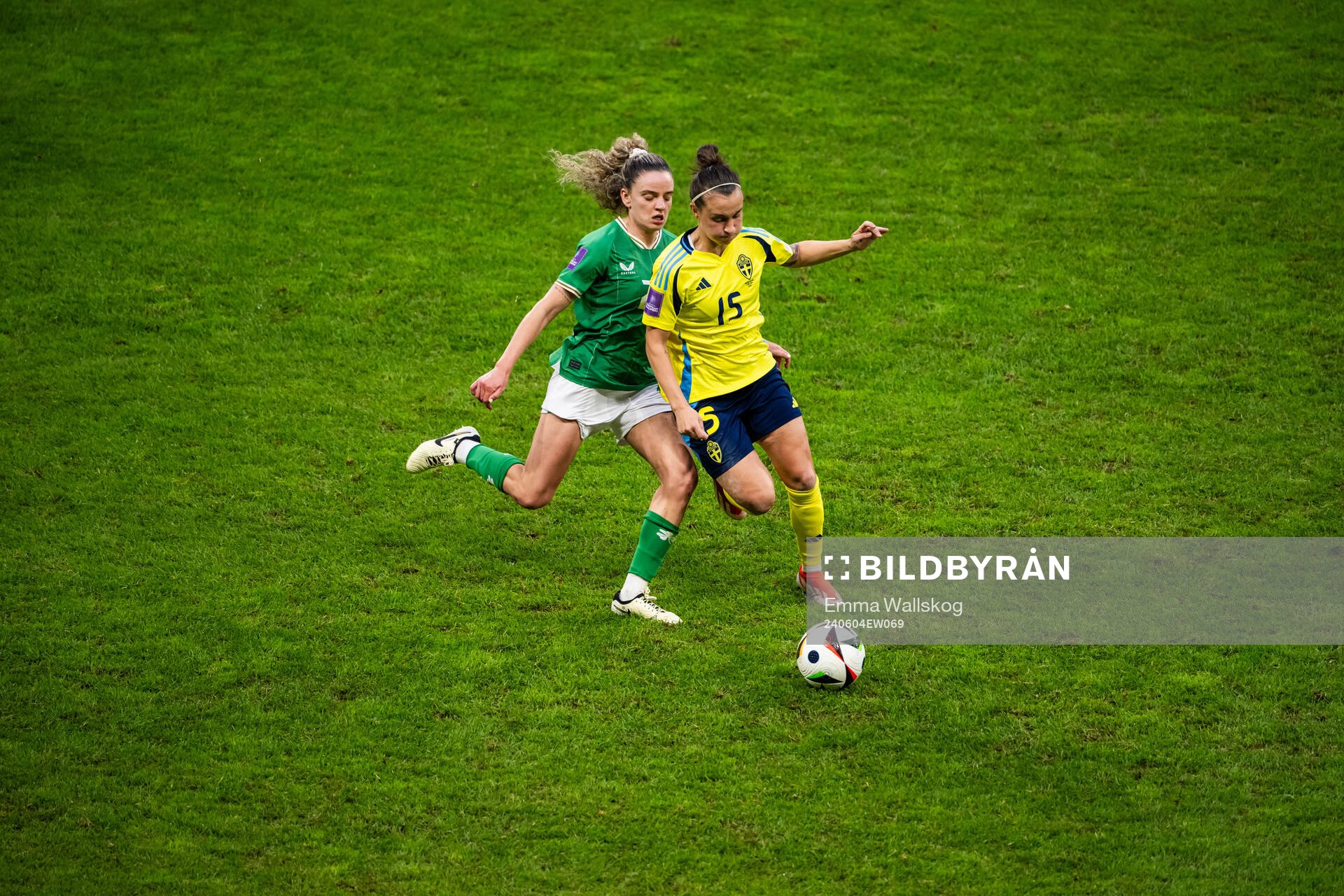 Leanne Kiernan of Republic of Ireland and Julia Zigotti