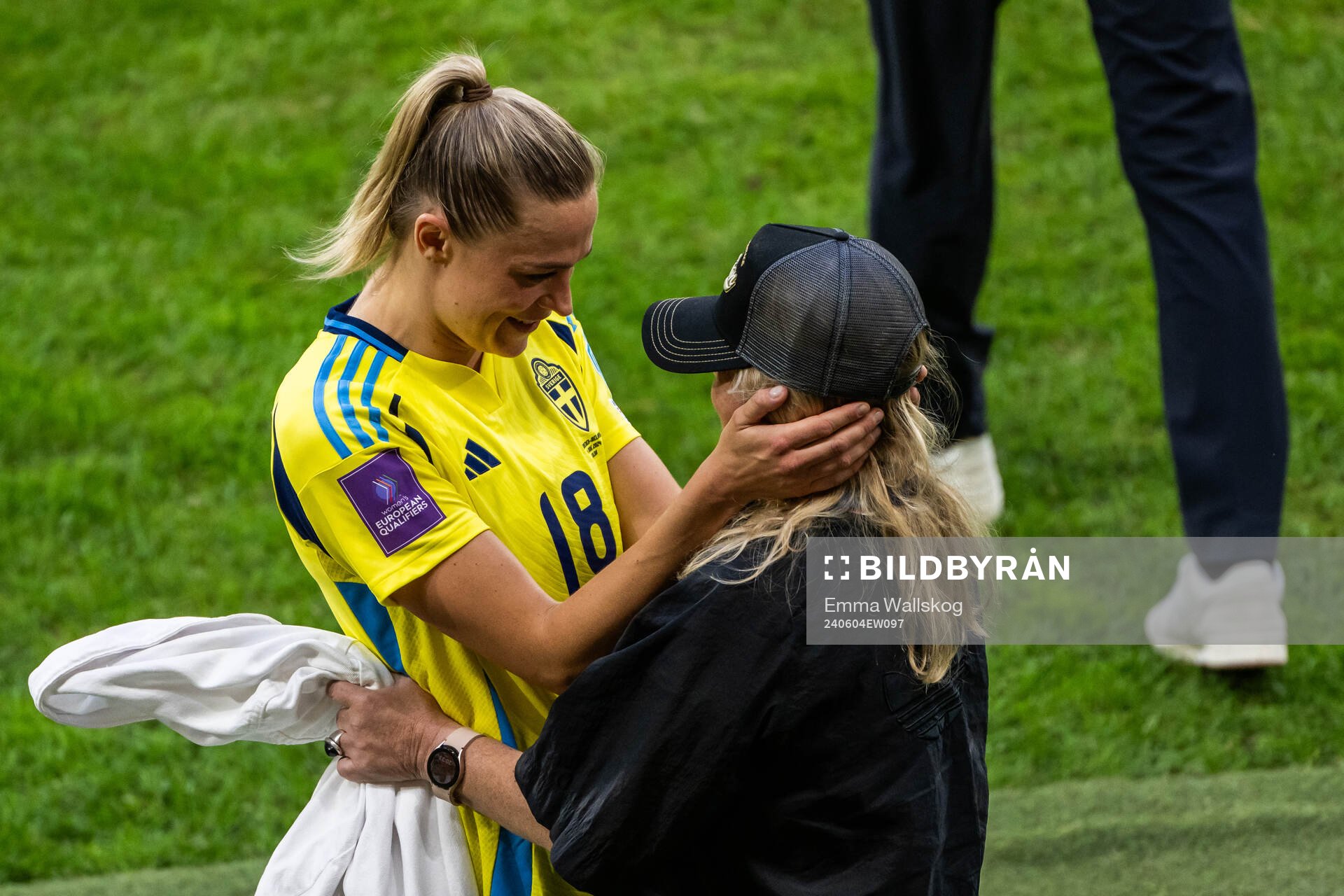 Fridolina Rolfö celebrates with team manager Marika