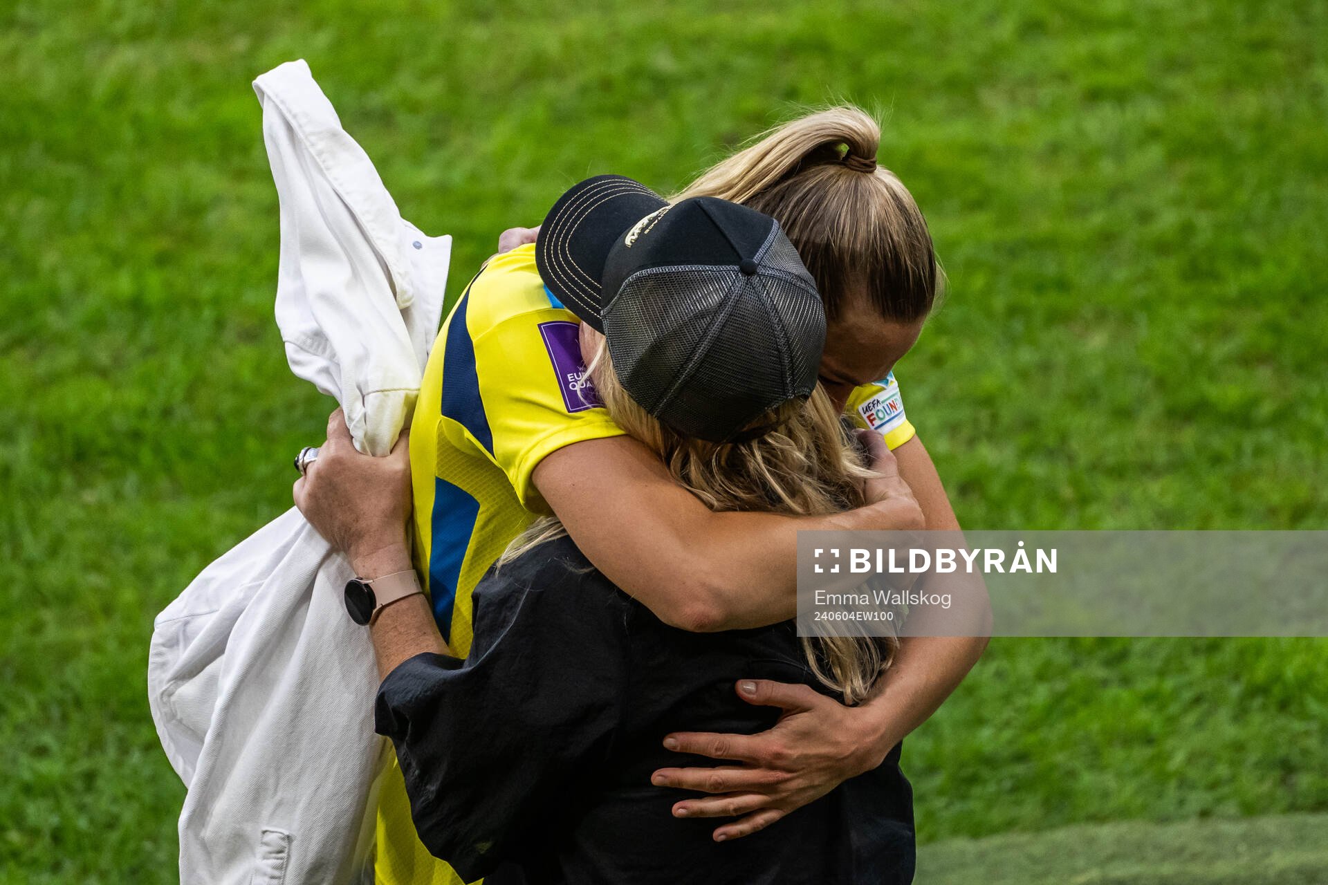 Fridolina Rolfö celebrates with team manager Marika