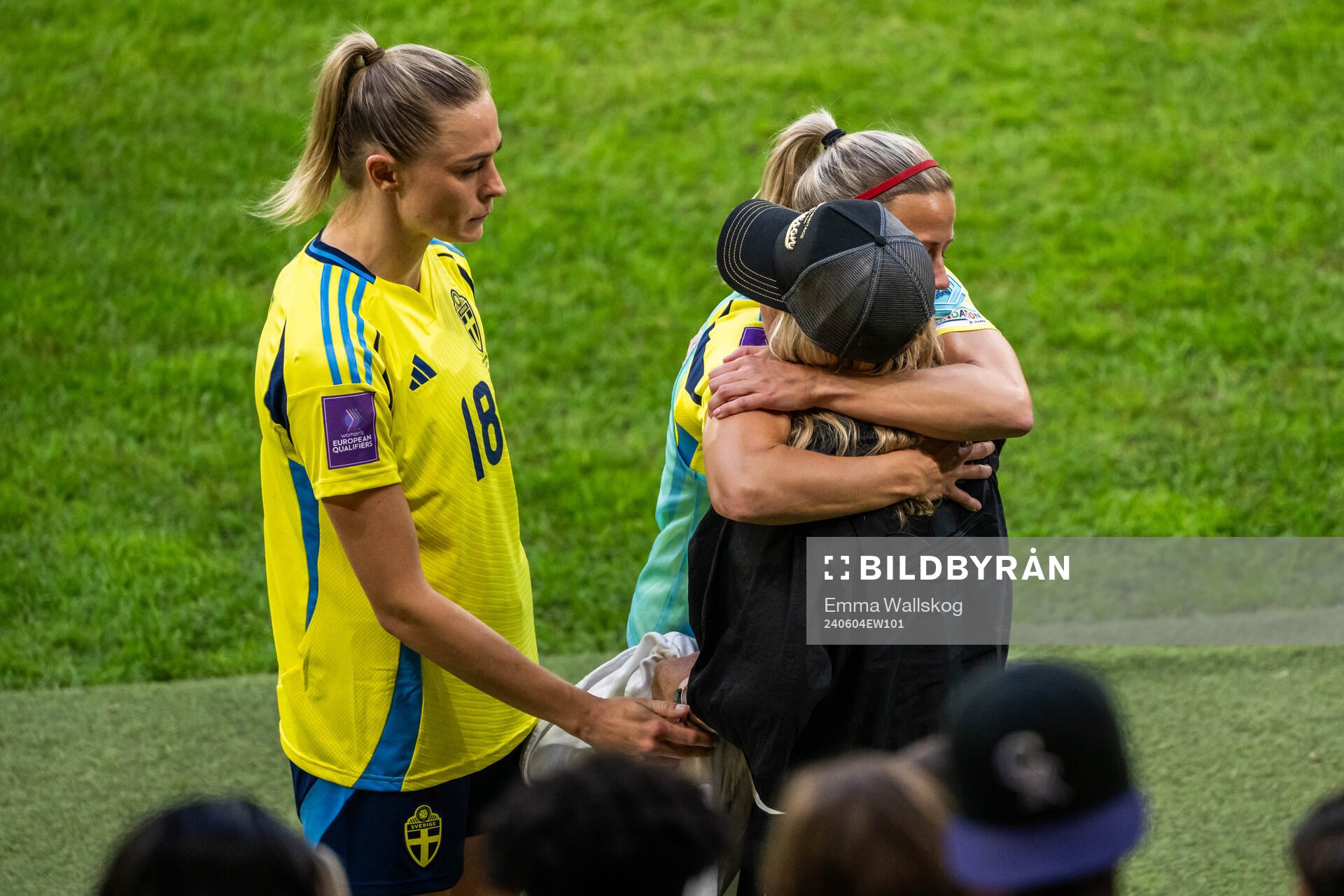 Fridolina Rolfö and Hanna Glas celebrate with team manager
