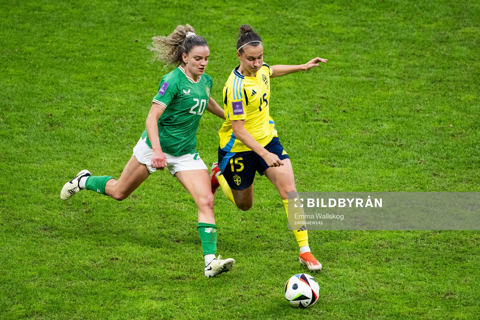 Leanne Kiernan of Republic of Ireland and Julia Zigotti