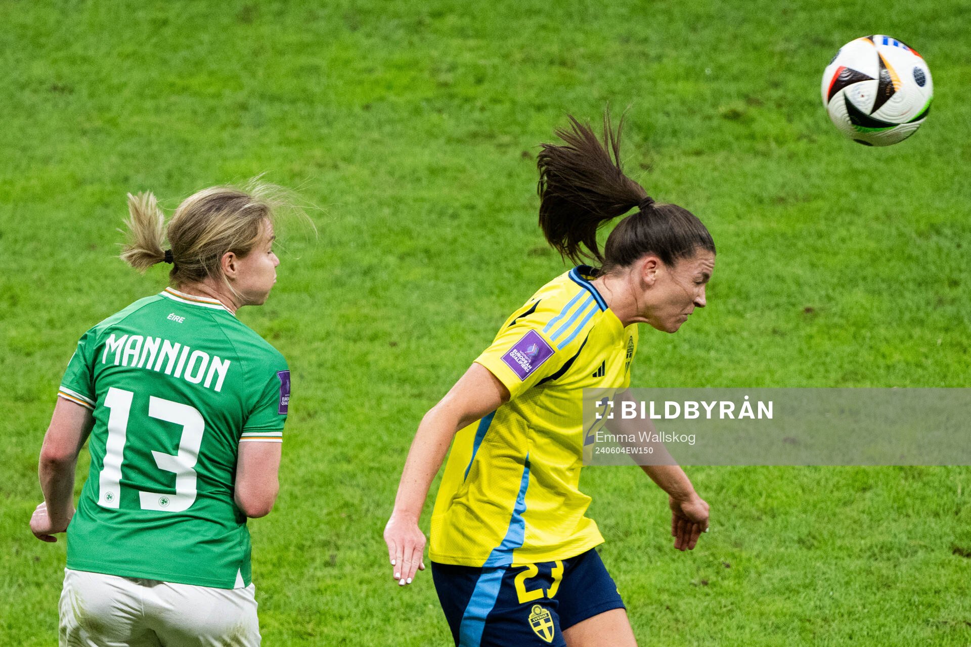 Aoife Mannion of Republic of Ireland and Pauline Hammarlund