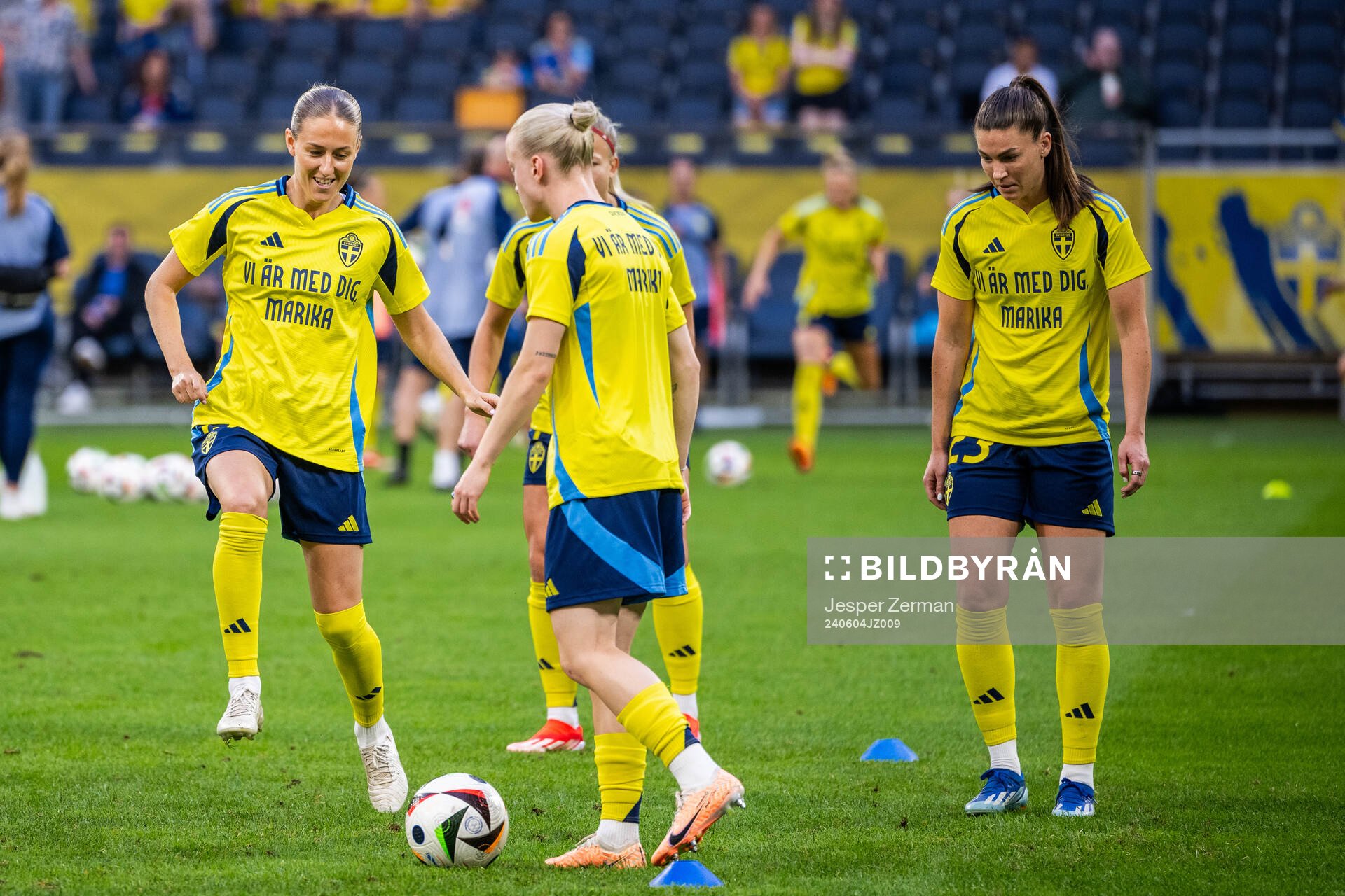 Emma Kullberg and Pauline Hammarlund of Sweden, with a