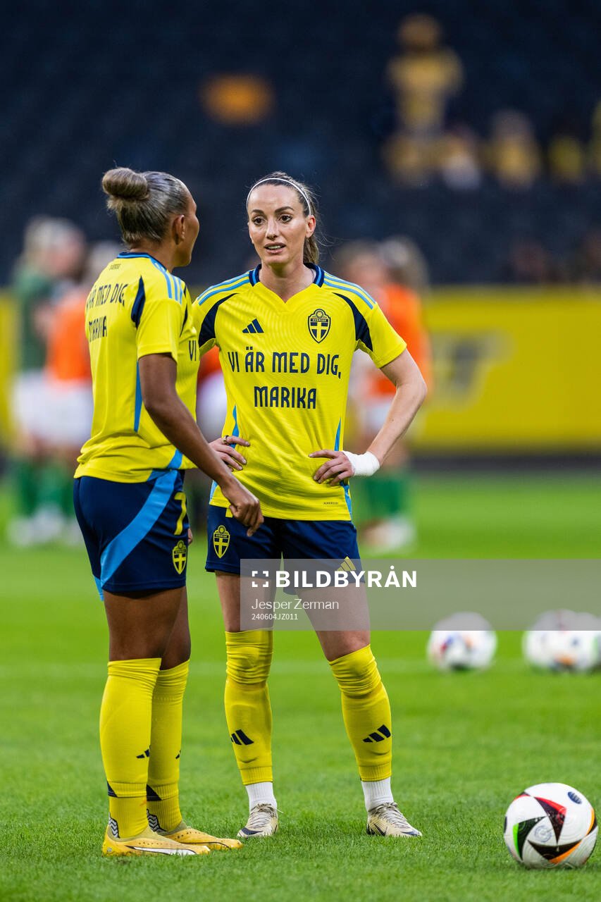 Madelen Janogy and Kosovare Asllani of Sweden, with a shirt