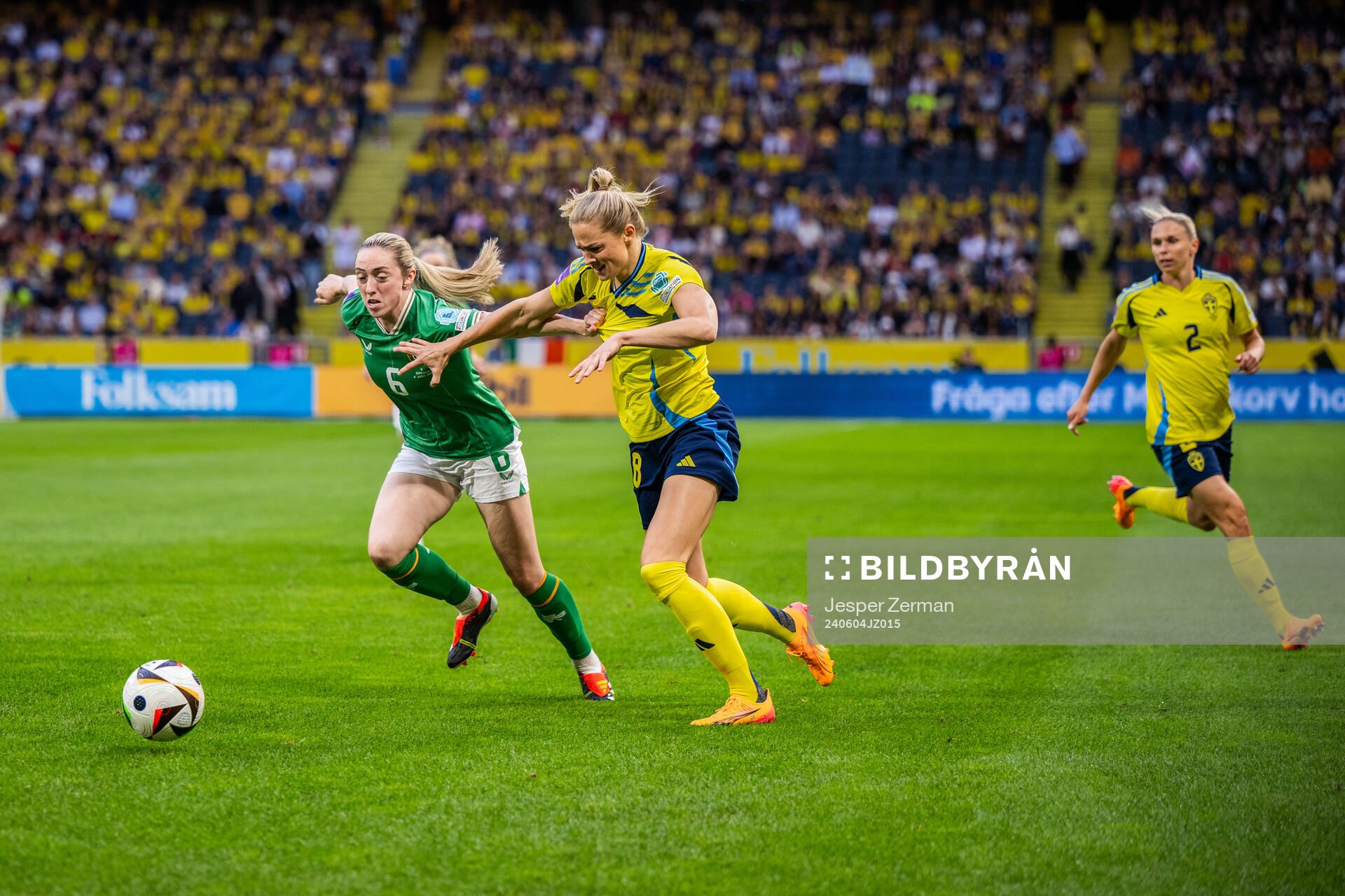 Megan Connolly of Republic of Ireland and Fridolina Rolfö