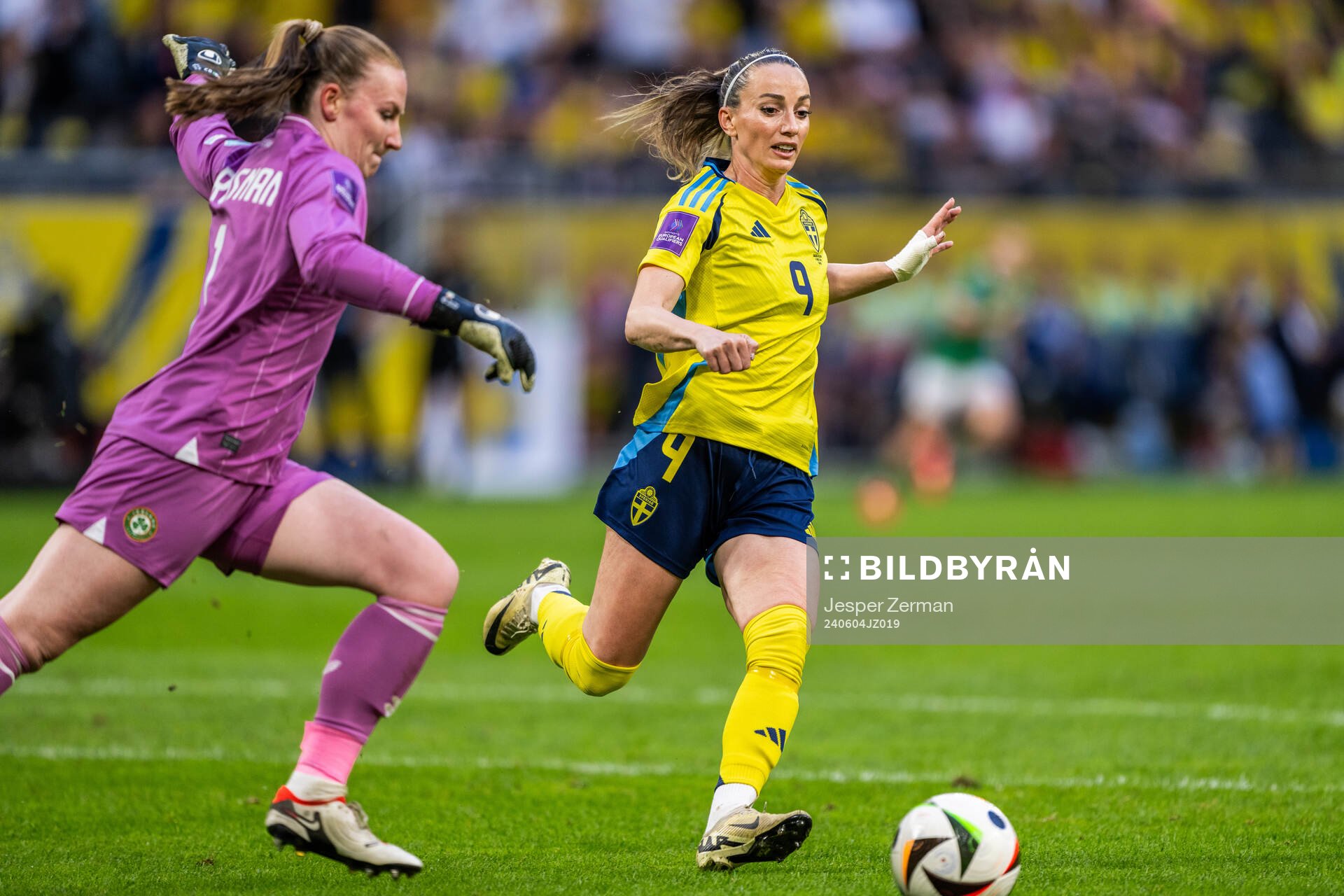 goalkeeper Courtney Brosnan of Republic of Ireland and Kosovare Asllani of Sweden during the UEFA Women's Euro Qualifying football match between Sweden and Ireland on June 4, 2024 in Stockholm.