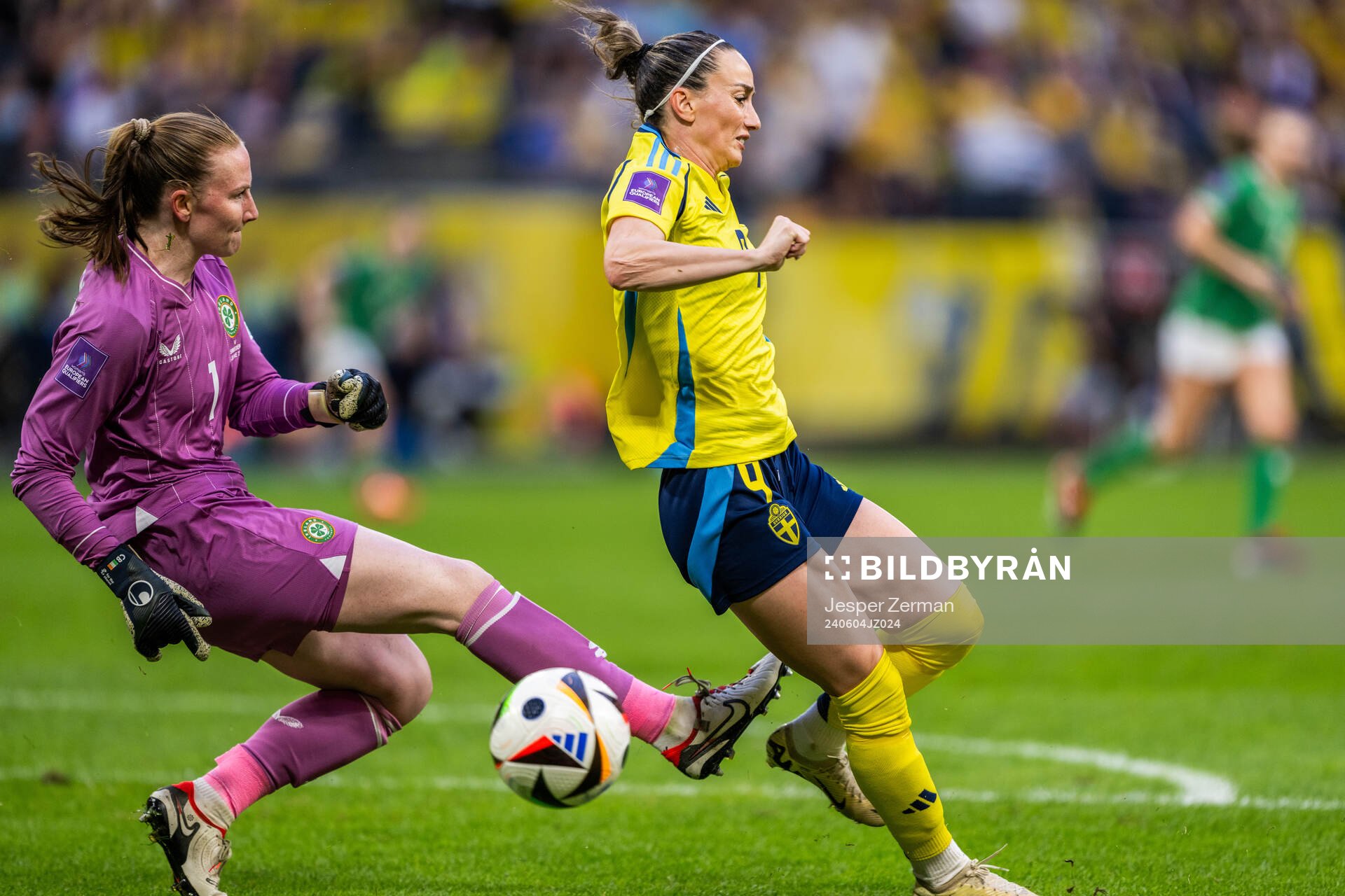 goalkeeper Courtney Brosnan of Republic of Ireland and Kosovare Asllani of Sweden during the UEFA Women's Euro Qualifying football match between Sweden and Ireland on June 4, 2024 in Stockholm.