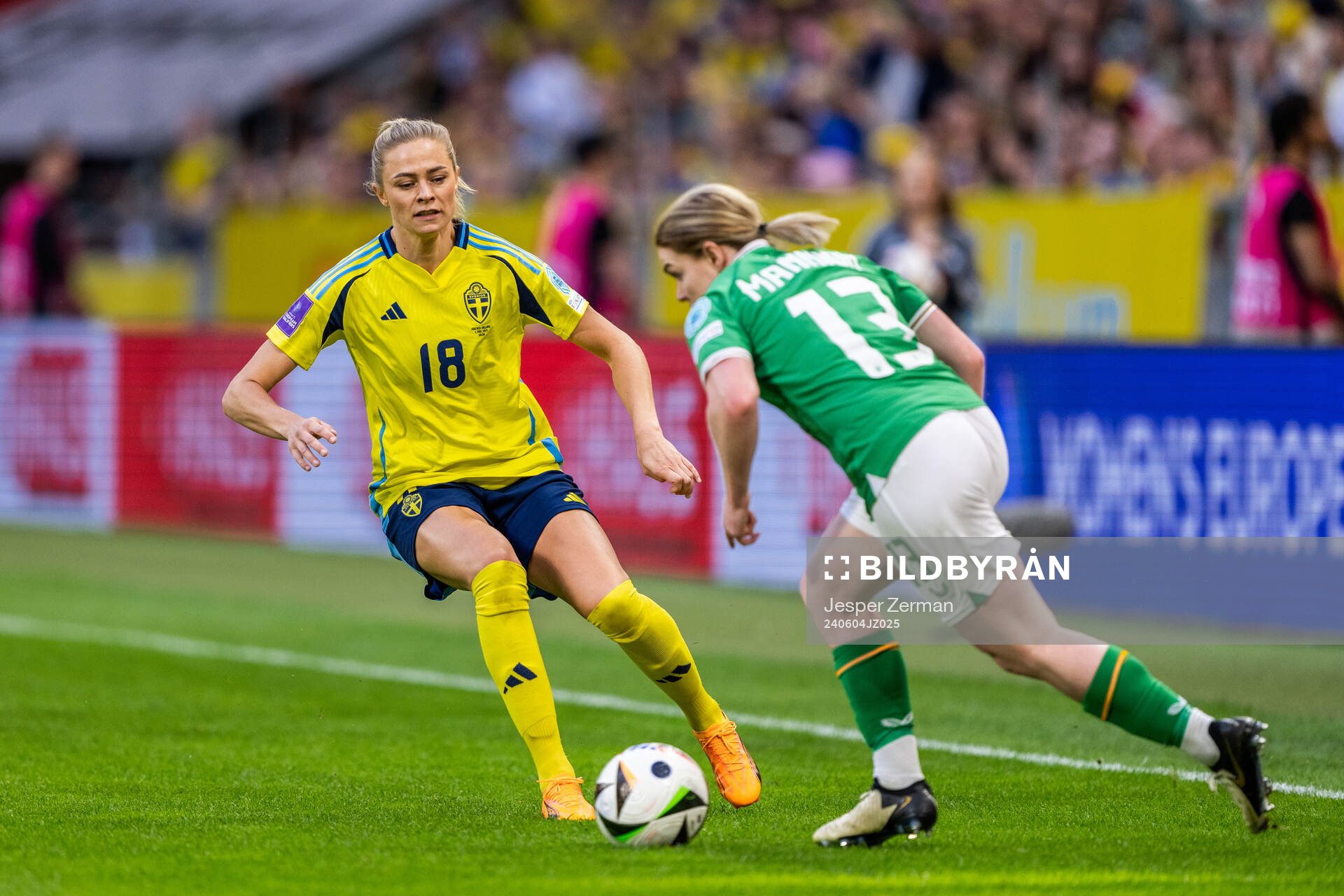 Fridolina Rolfö of Sweden and Aoife Mannion of Republic of