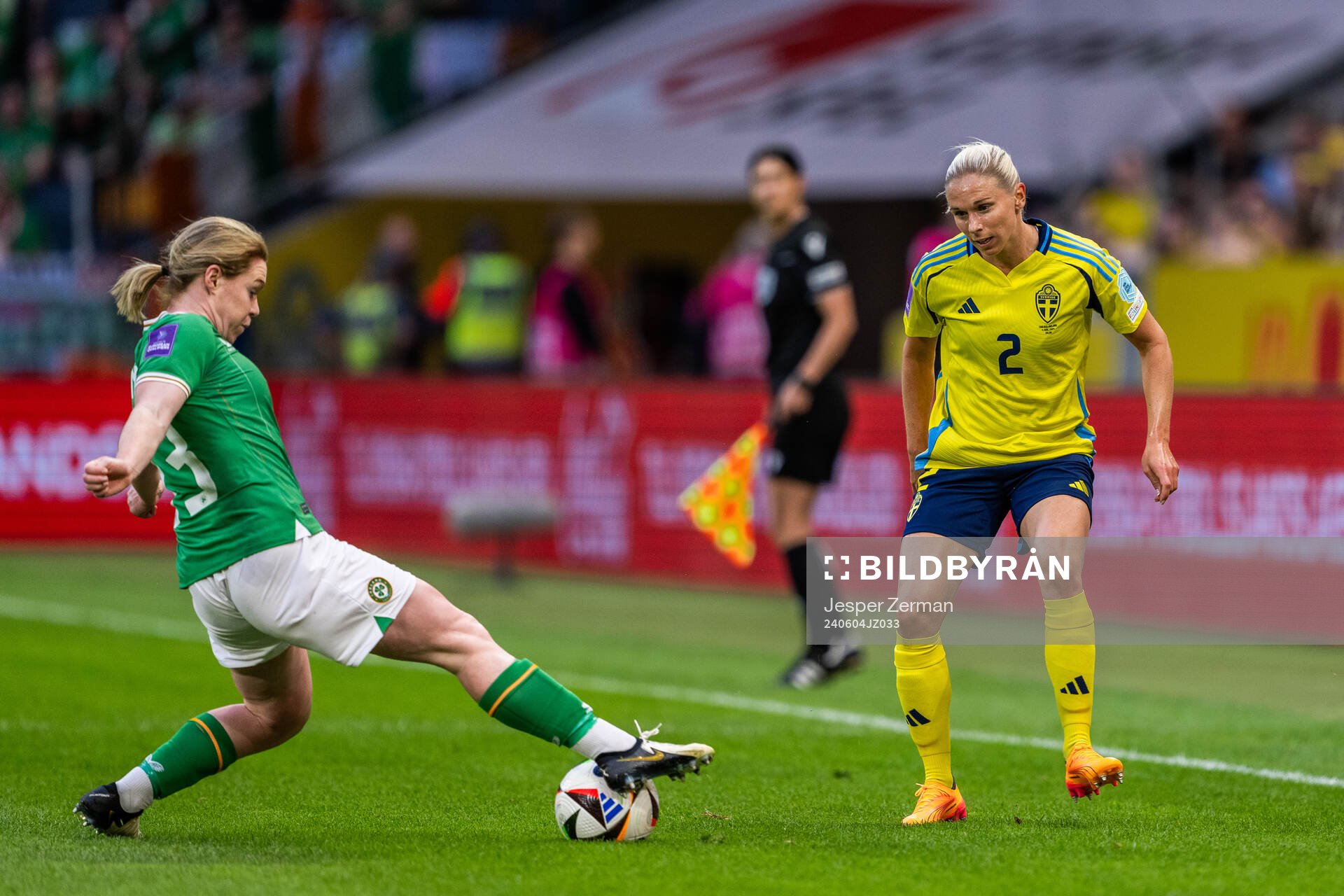 Aoife Mannion of Republic of Ireland and Jonna Andersson of