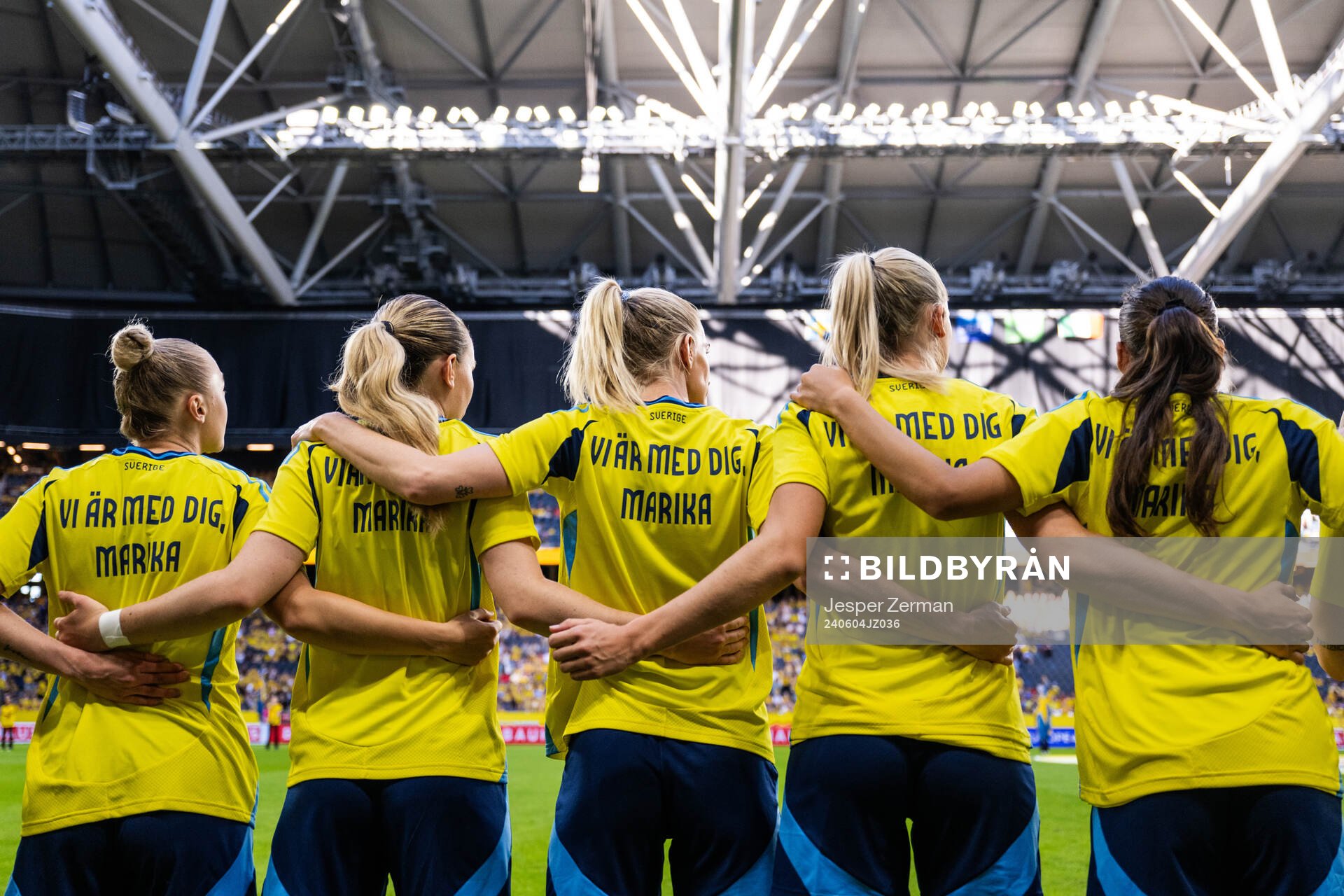 Players of Sweden, with a shirt dedicated to team manager