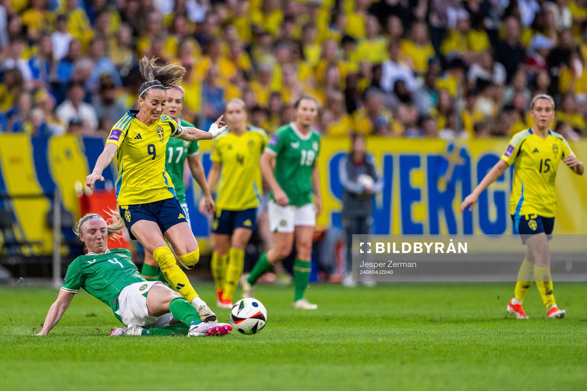 Louise Quinn of Republic of Ireland and Kosovare Asllani of