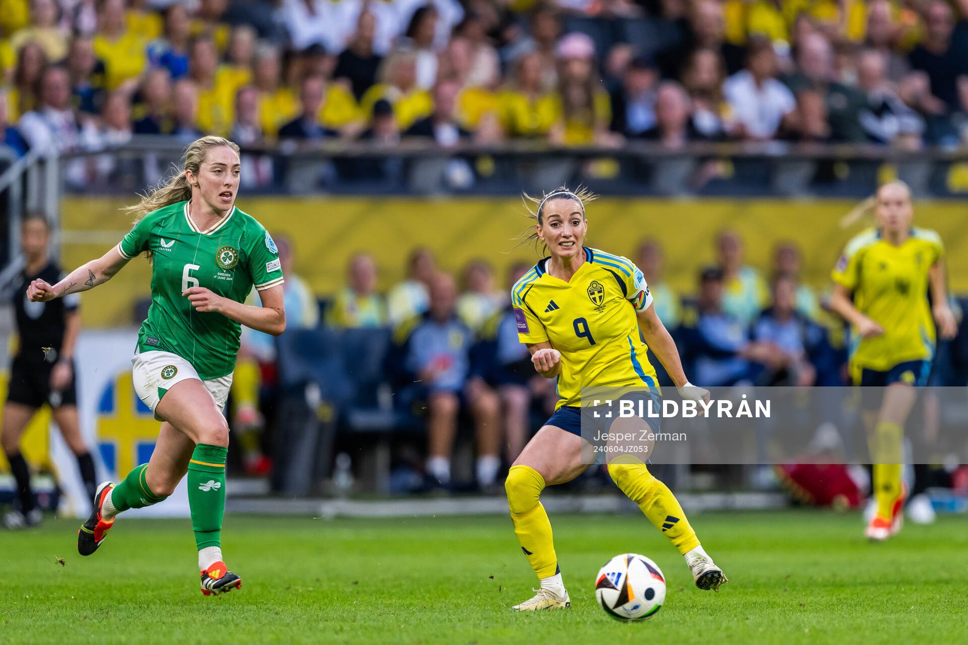 Megan Connolly of Republic of Ireland and Kosovare Asllani