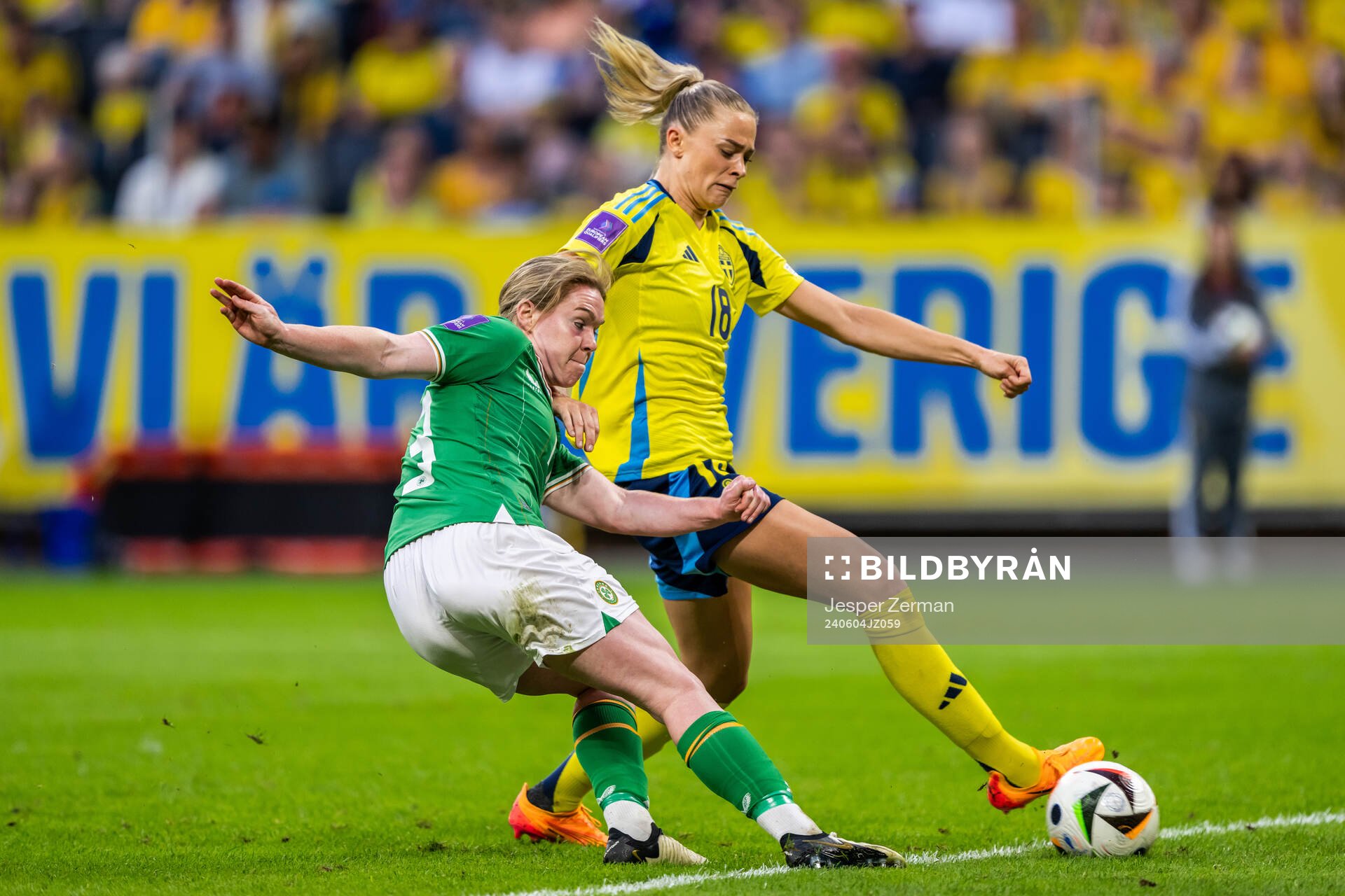 Aoife Mannion of Republic of Ireland and Fridolina Rolfö