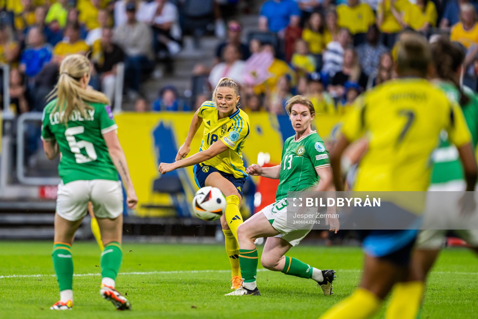 Fridolina Rolfö of Sweden and Aoife Mannion of Republic of