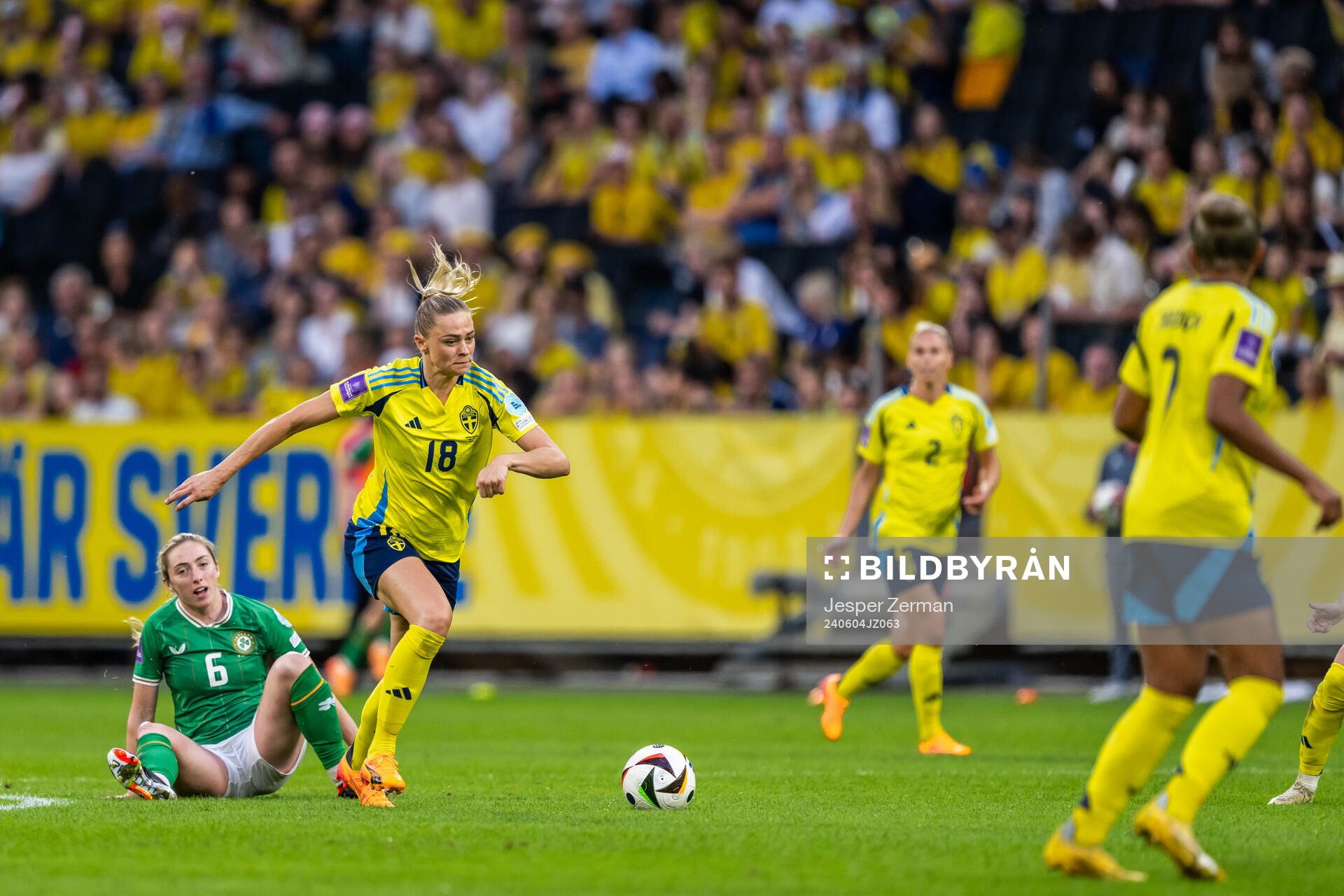 Megan Connolly of Republic of Ireland and Fridolina Rolfö