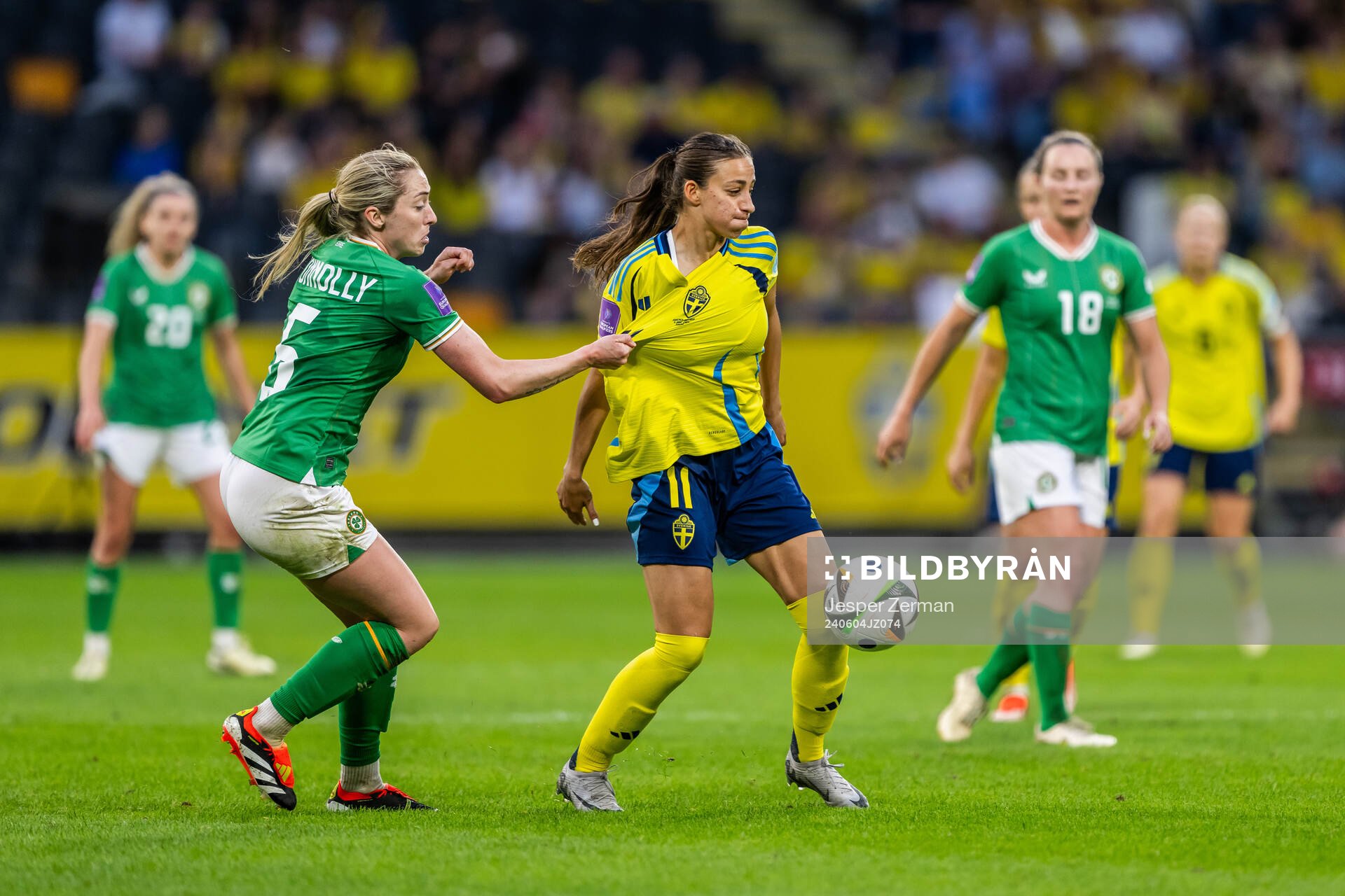 Megan Connolly of Republic of Ireland and Rosa Kafaji of
