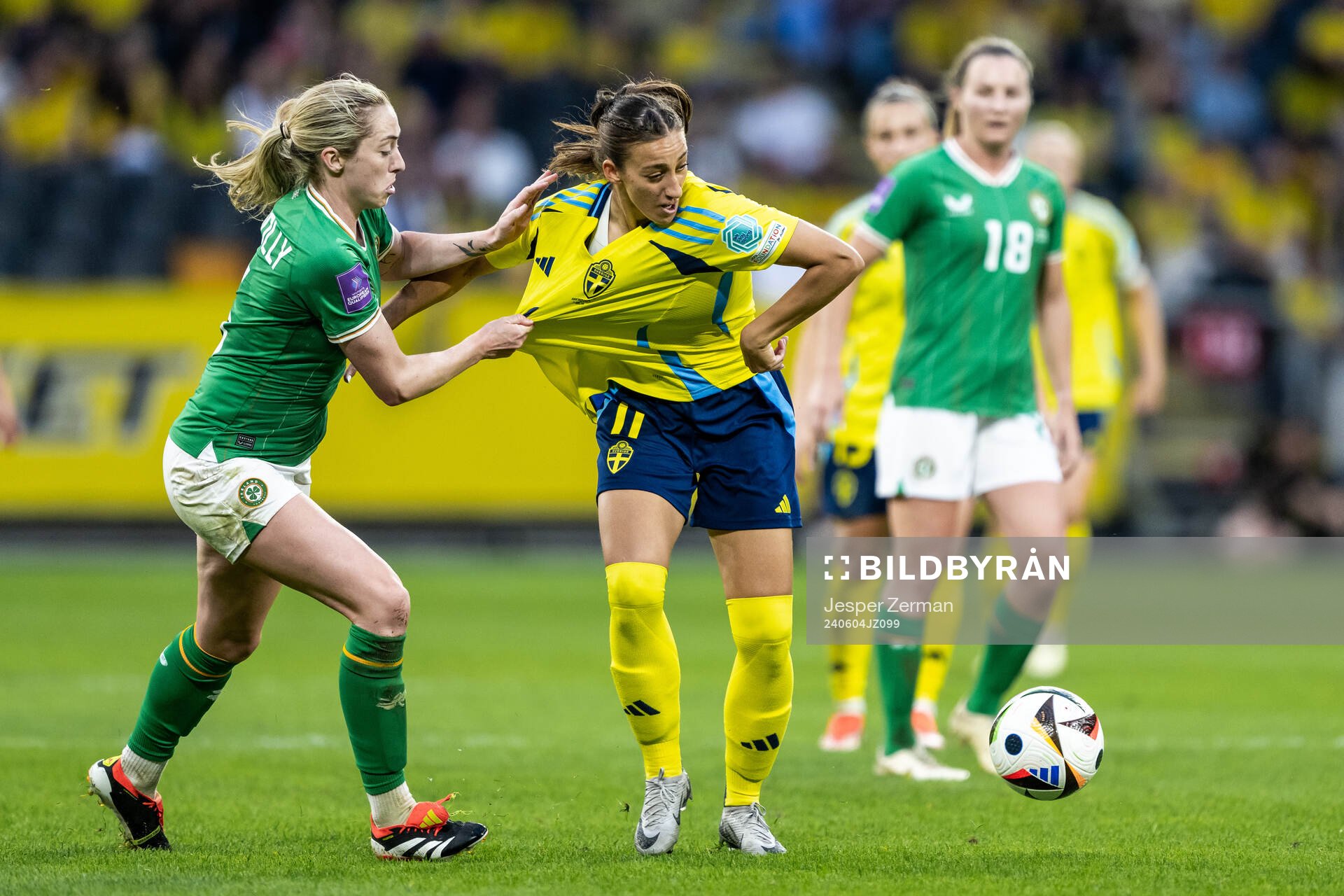 Megan Connolly of Republic of Ireland and Rosa Kafaji of