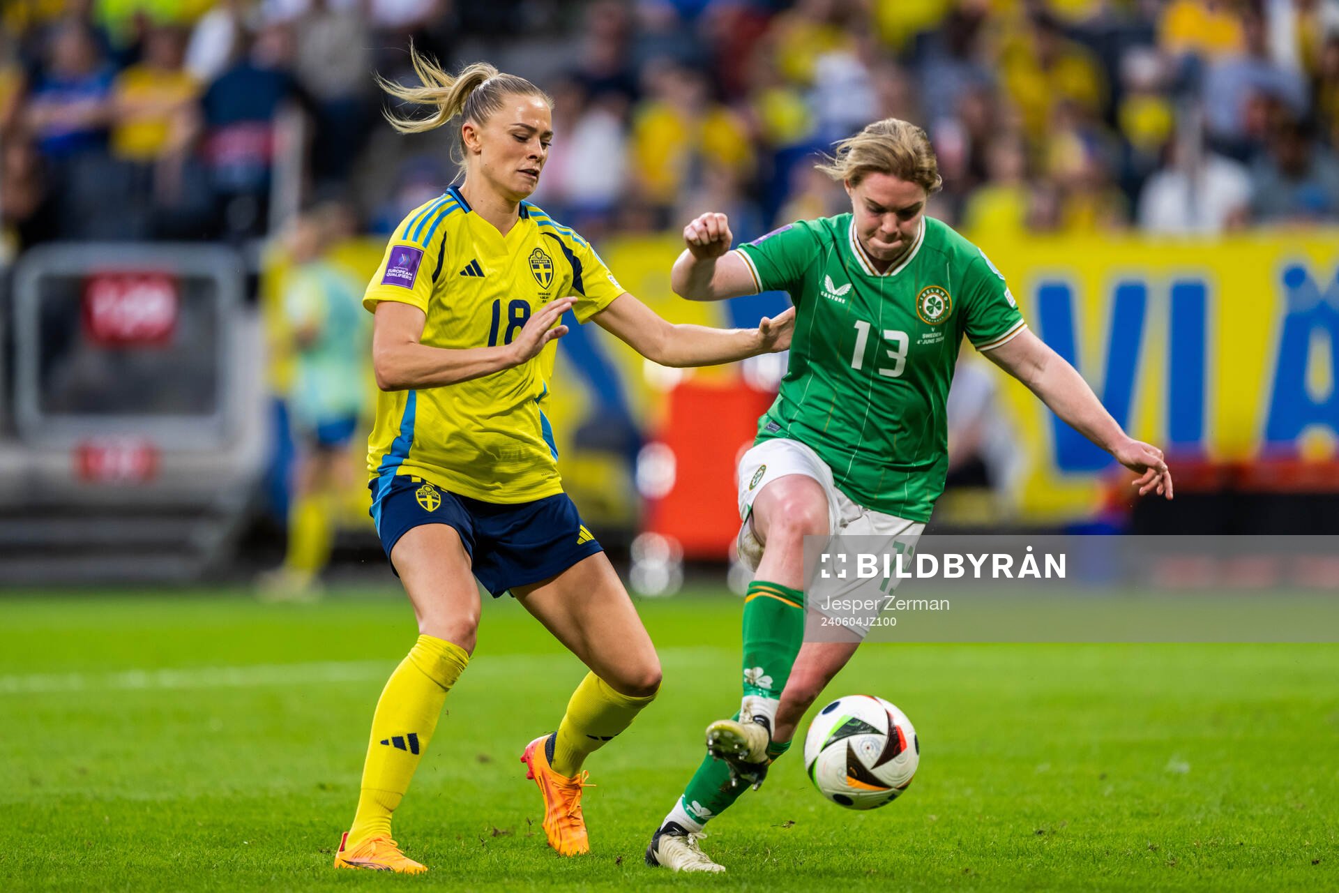 Fridolina Rolfö of Sweden and Aoife Mannion of Republic of