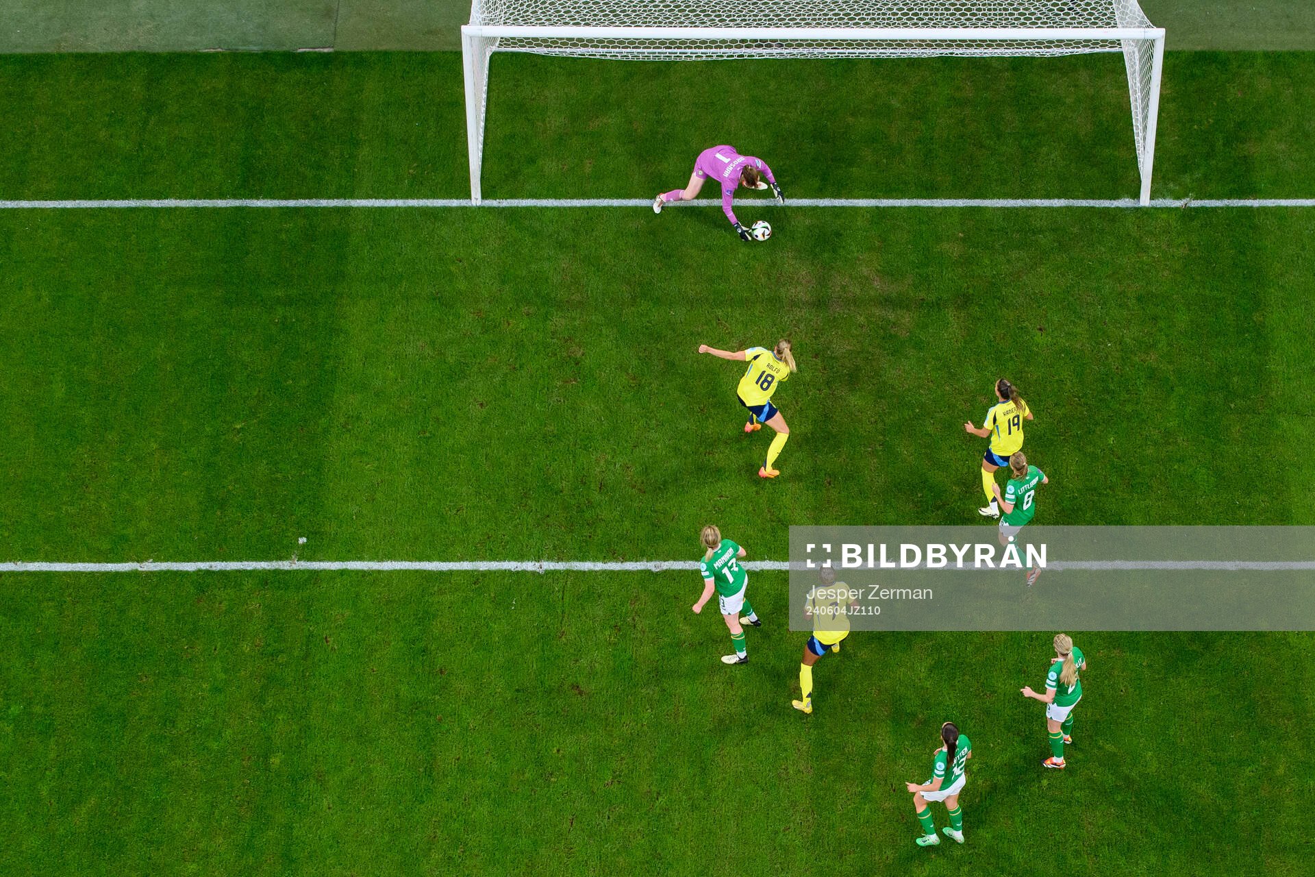 Fridolina Rolfö of Sweden and goalkeeper Courtney Brosnan of Republic of Ireland during the UEFA Women's Euro Qualifying football match between Sweden and Ireland on June 4, 2024 in Stockholm.