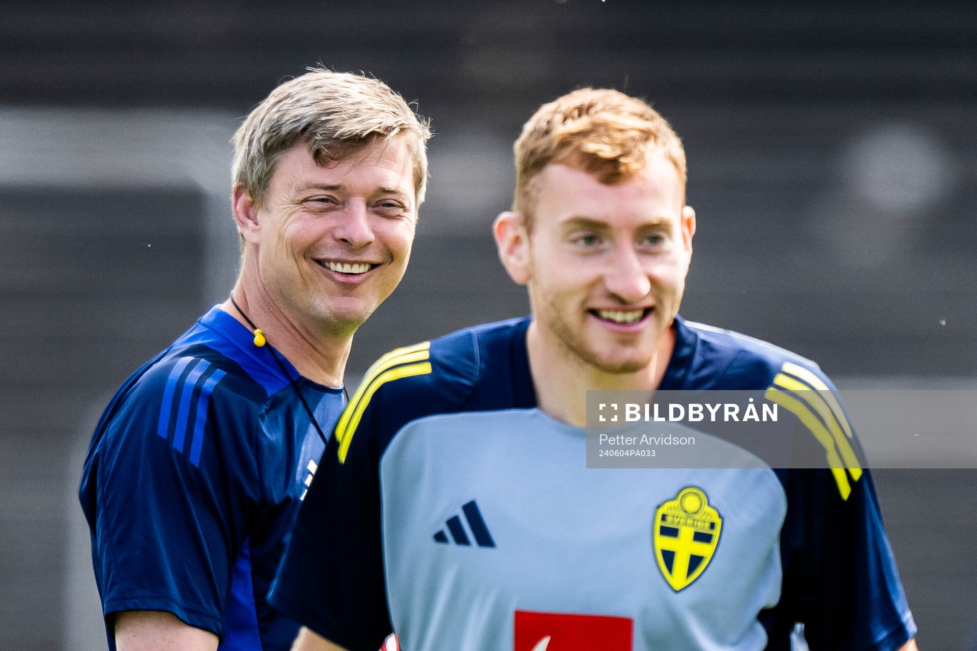 Head coach Jon Dahl Tomasson and Dejan Kulusevski of the