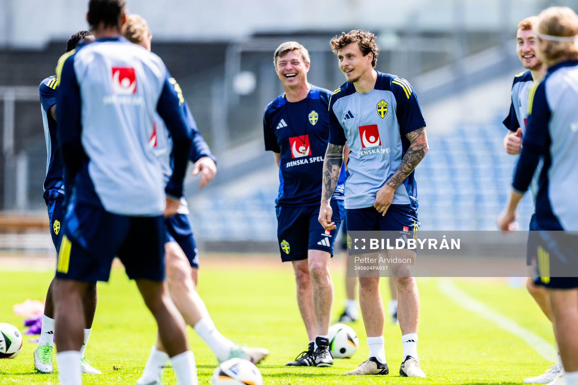 Head coach Jon Dahl Tomasson and Victor Nilsson Lindelöf