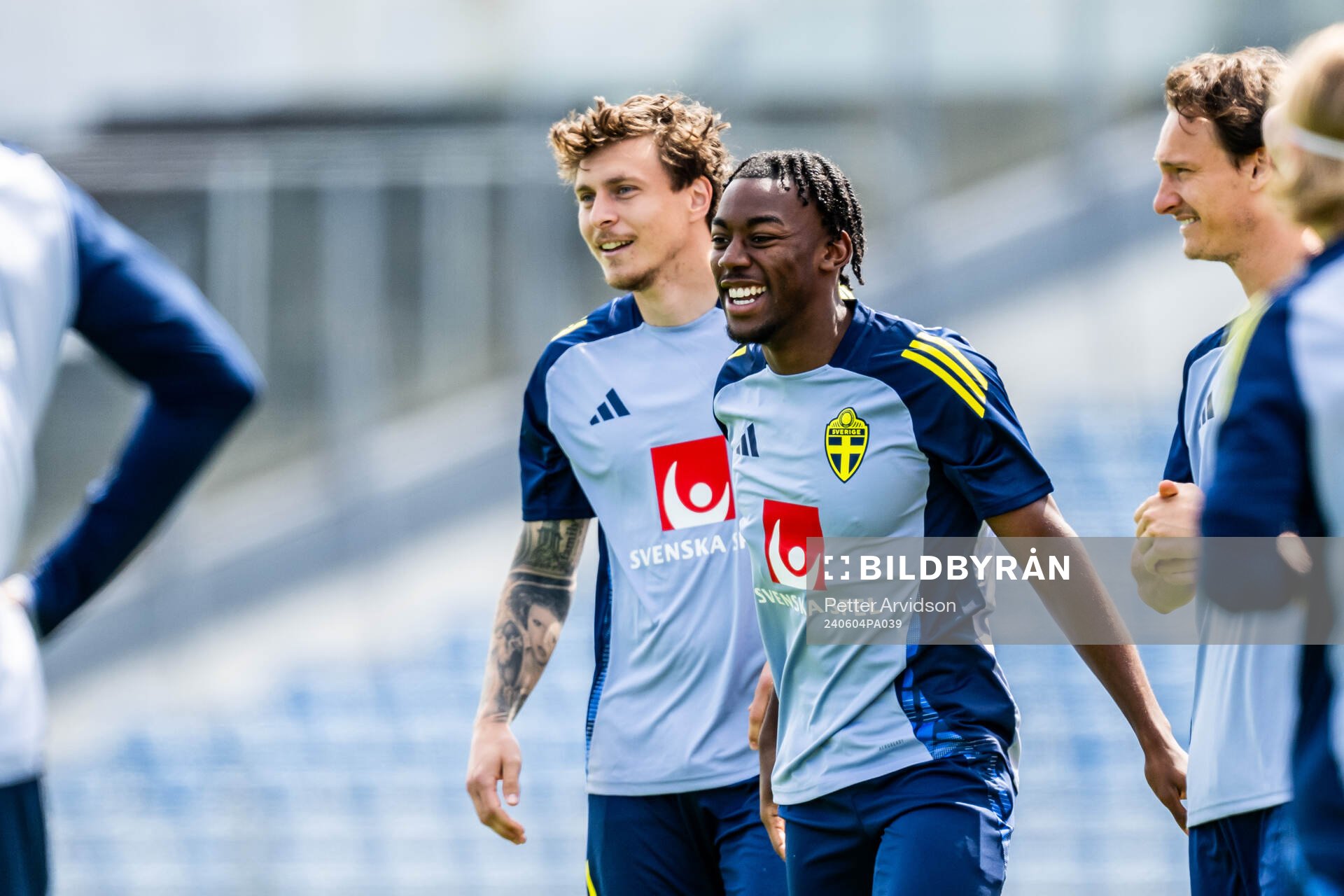 Victor Nilsson Lindelöf and Anthony Elanga of the Swedish