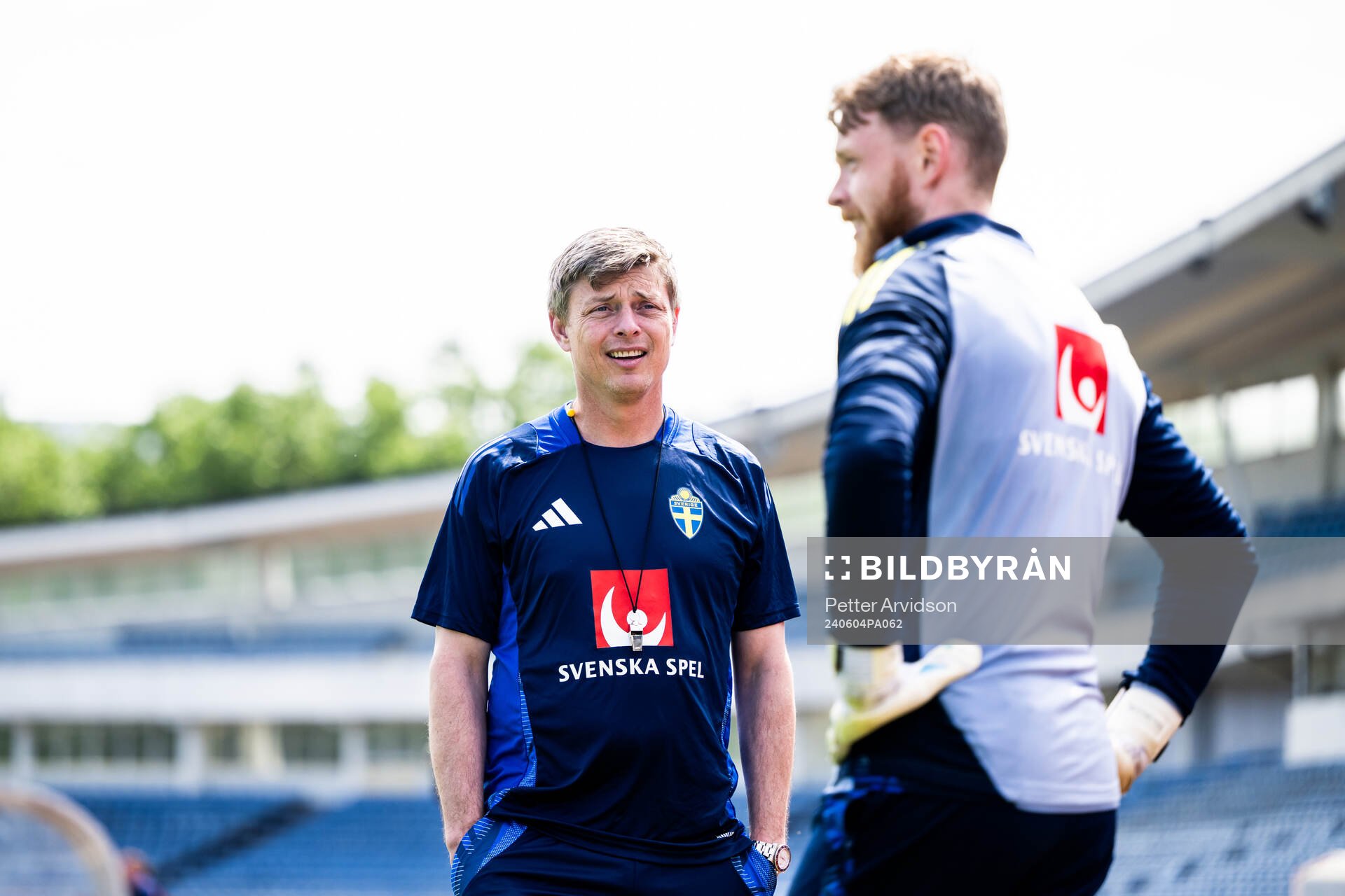 Head coach Jon Dahl Tomasson and goalkeeper Viktor