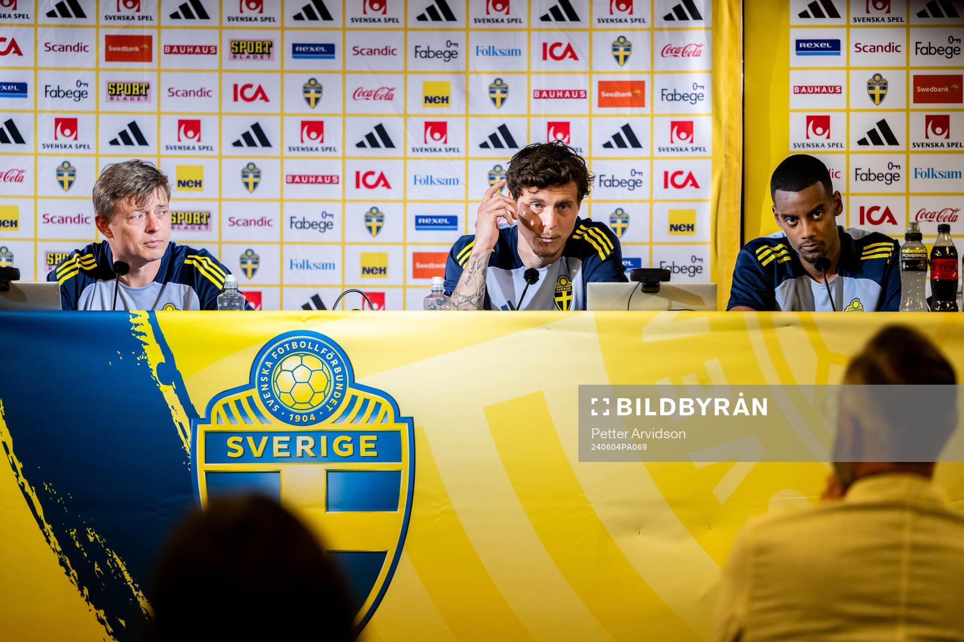 Head coach Jon Dahl Tomasson, Victor Nilsson Lindelöf and