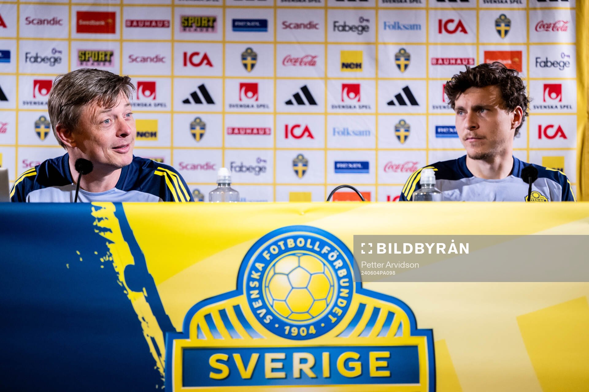 Head coach Jon Dahl Tomasson and Victor Nilsson Lindelöf