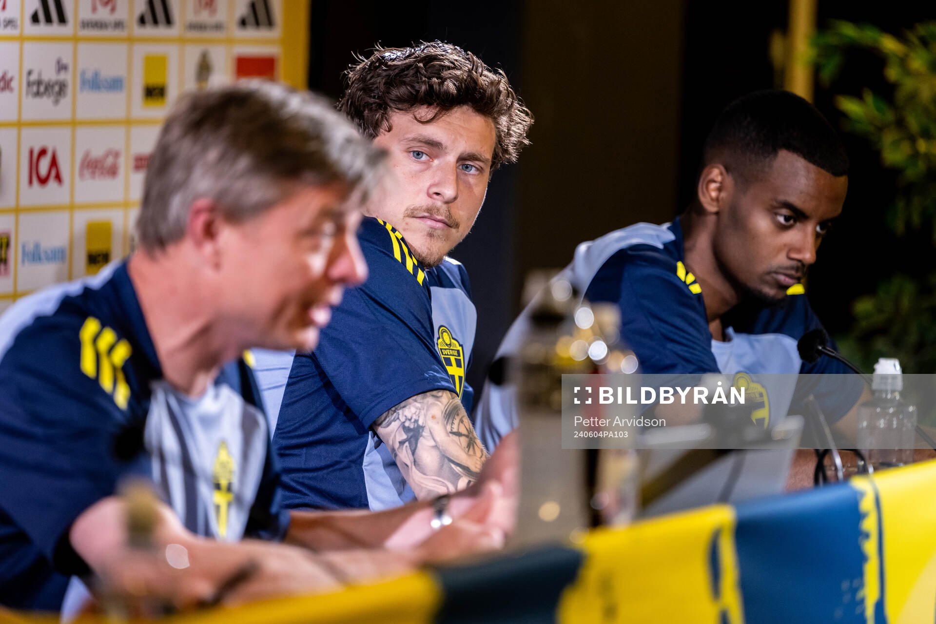 Head coach Jon Dahl Tomasson, Victor Nilsson Lindelöf and