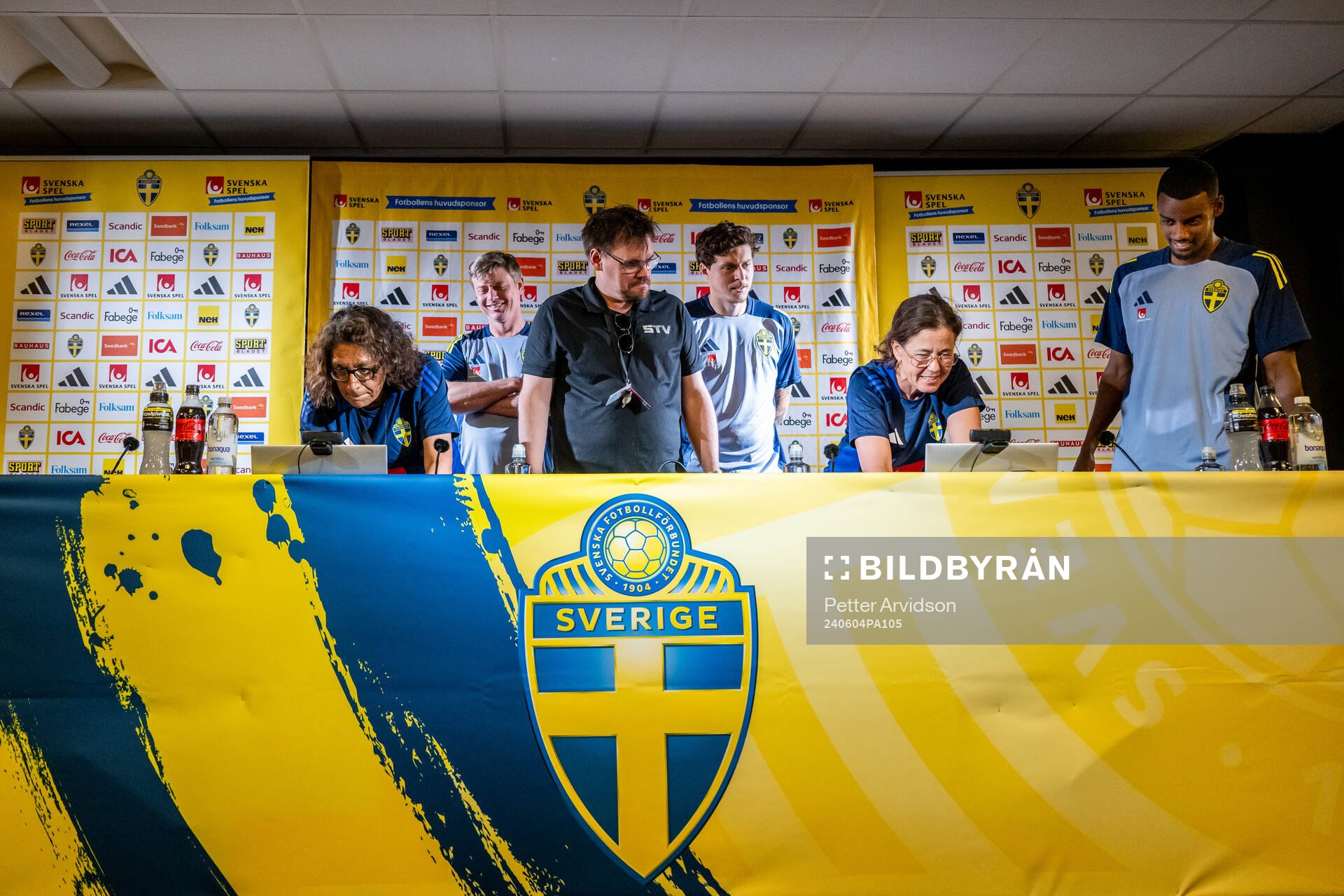 Media manager Ester Kristiansson, Head coach Jon Dahl