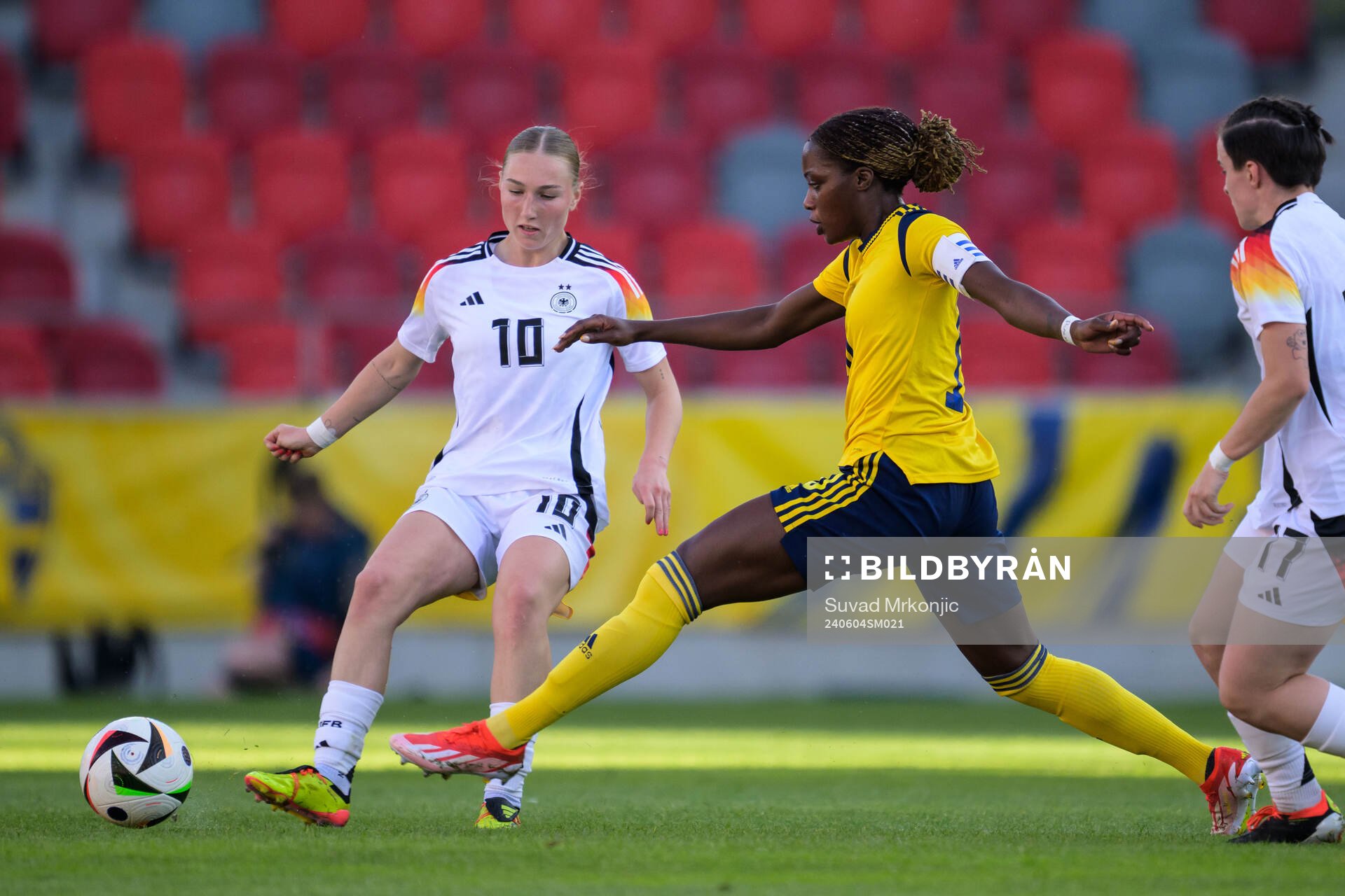 Sophie Nachtigall of Germany and Evelyn Ijeh of Sweden