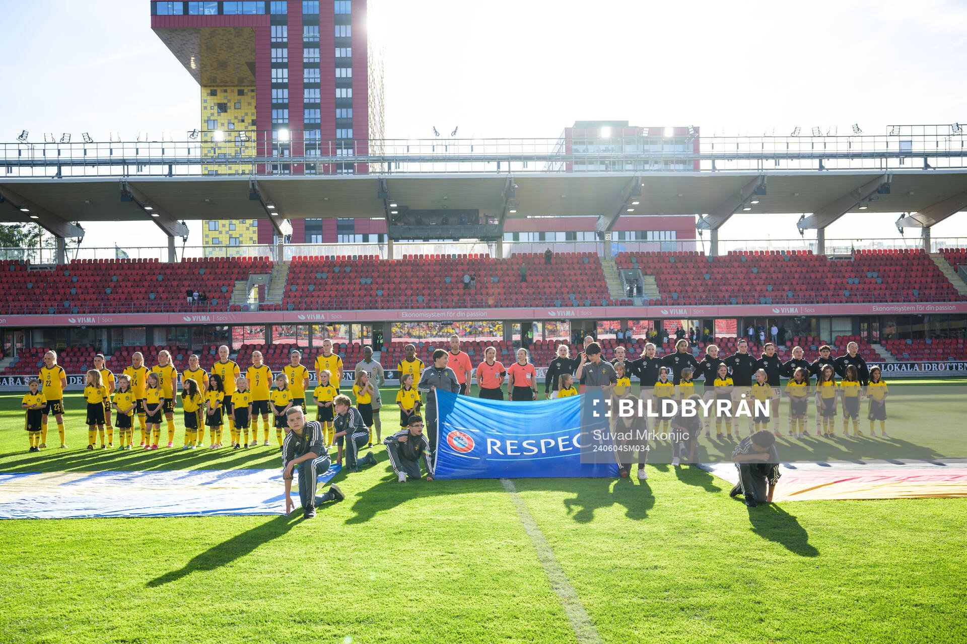 Players of Sweden and Germany