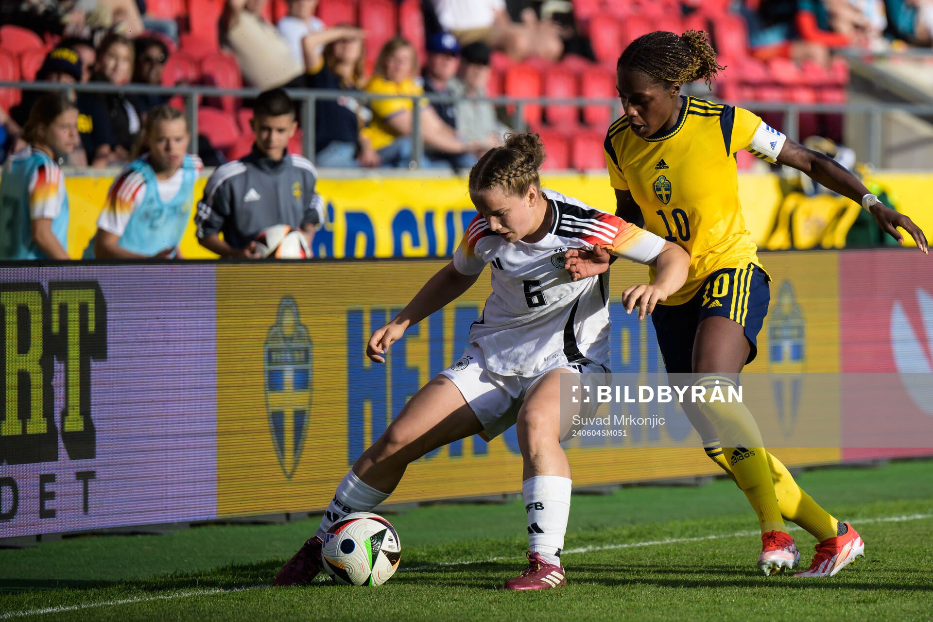 Paulina Platner of Germany and Evelyn Ijeh of Sweden