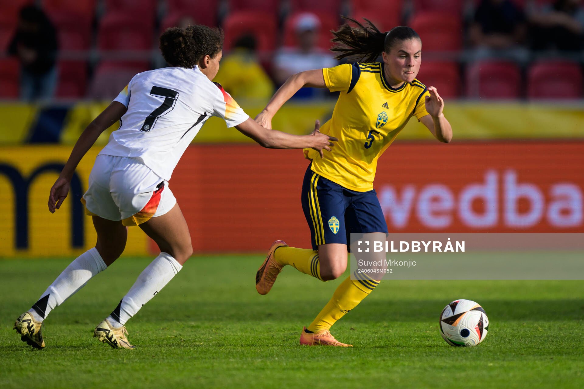 Cora Zicai of Germany and Hanna Wijk of Sweden